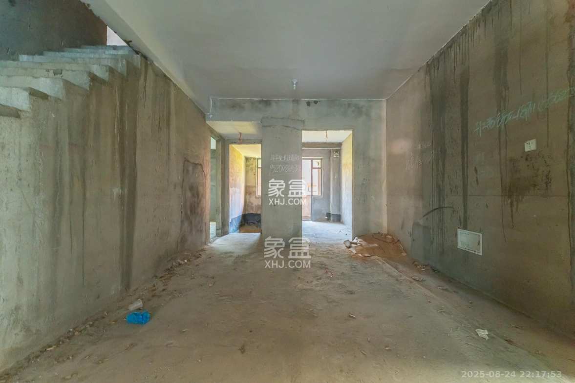 海伦春天 8室3厅5卫 258.0万 海伦春天 8室3厅5卫 258.0万客厅