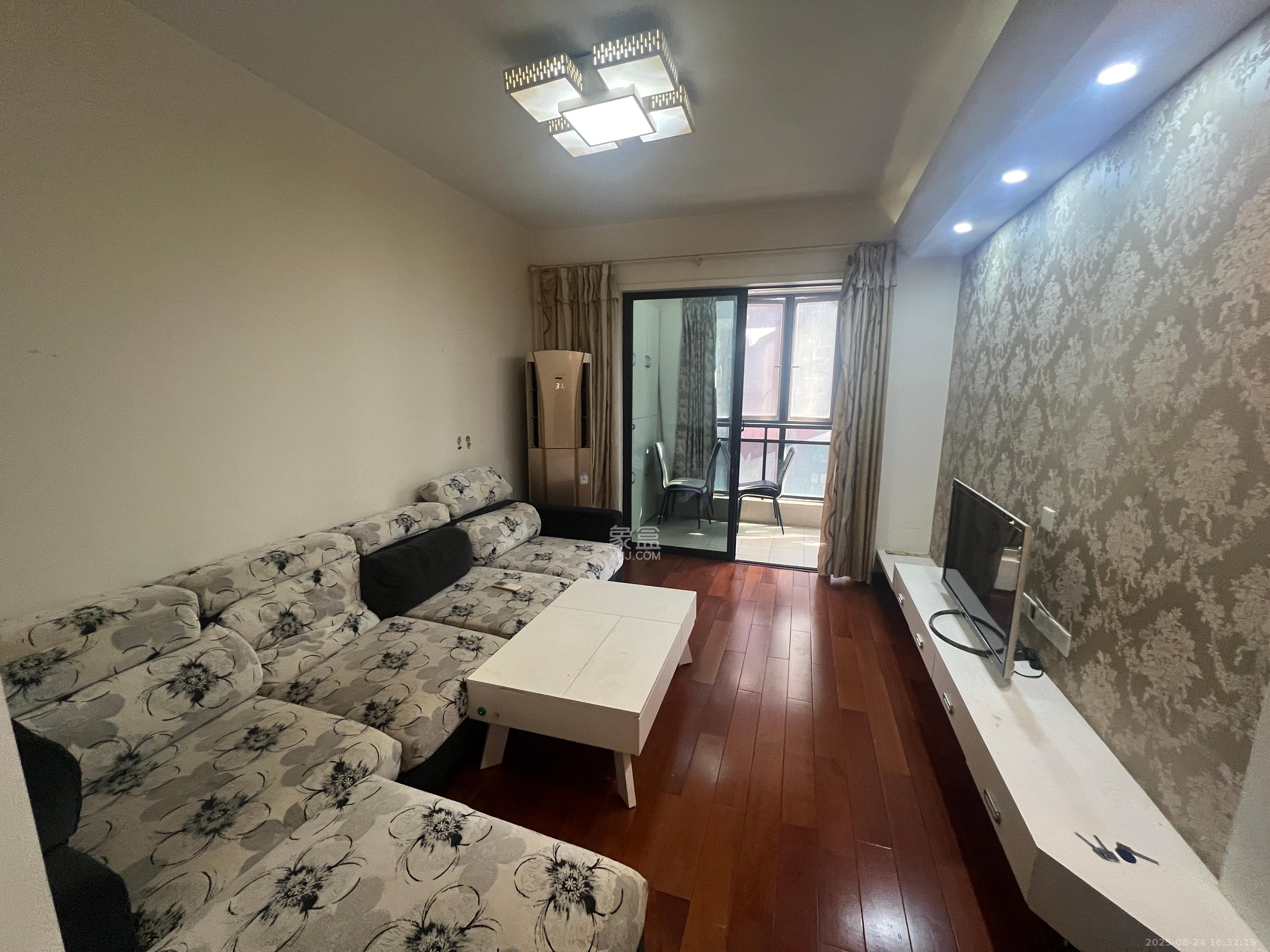 公园9号  1室2厅1卫    3700.0元/月室内图