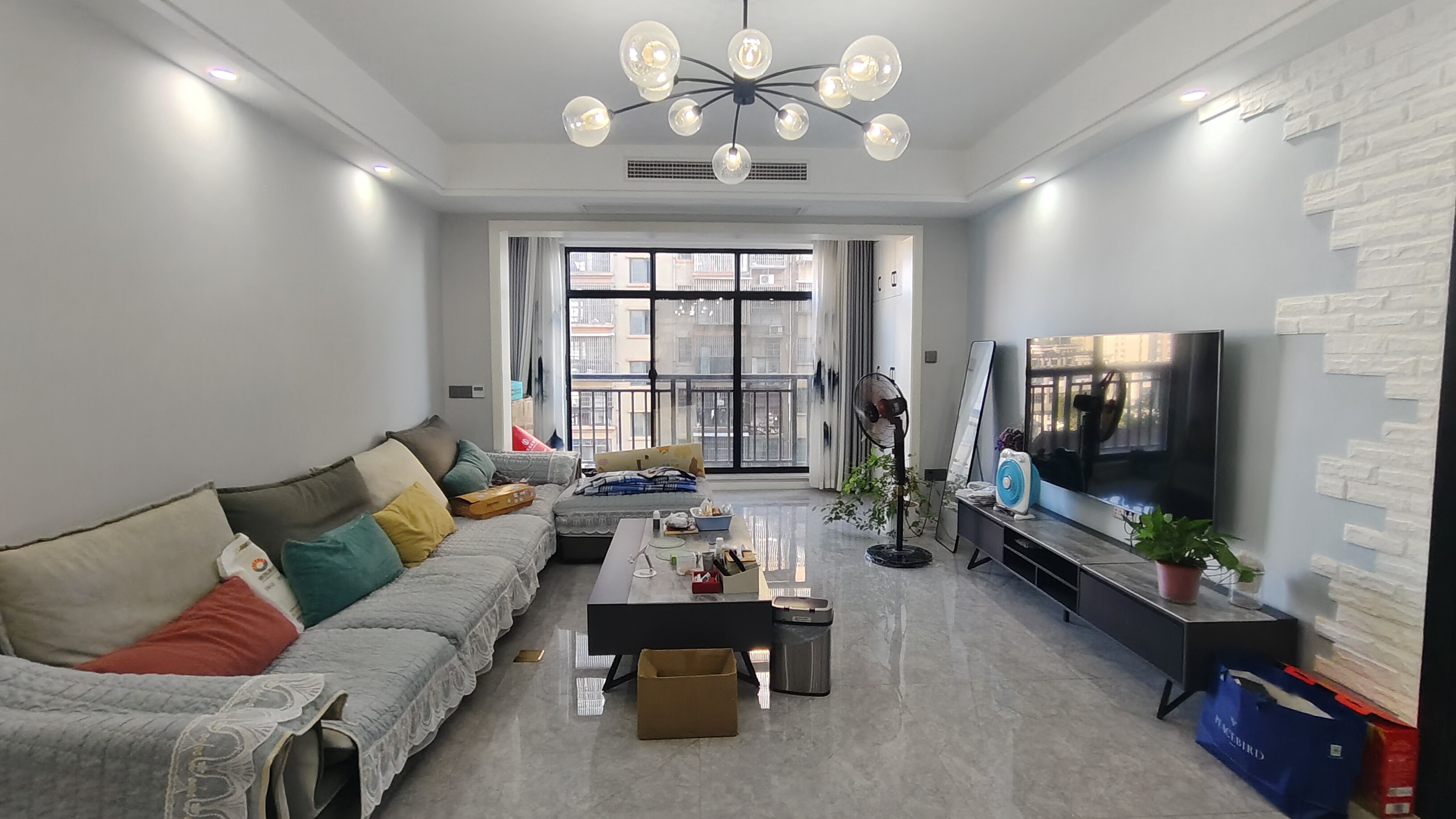 滨江花园 3室2厅2卫 78.0万 滨江花园 3室2厅2卫 78.0万客厅