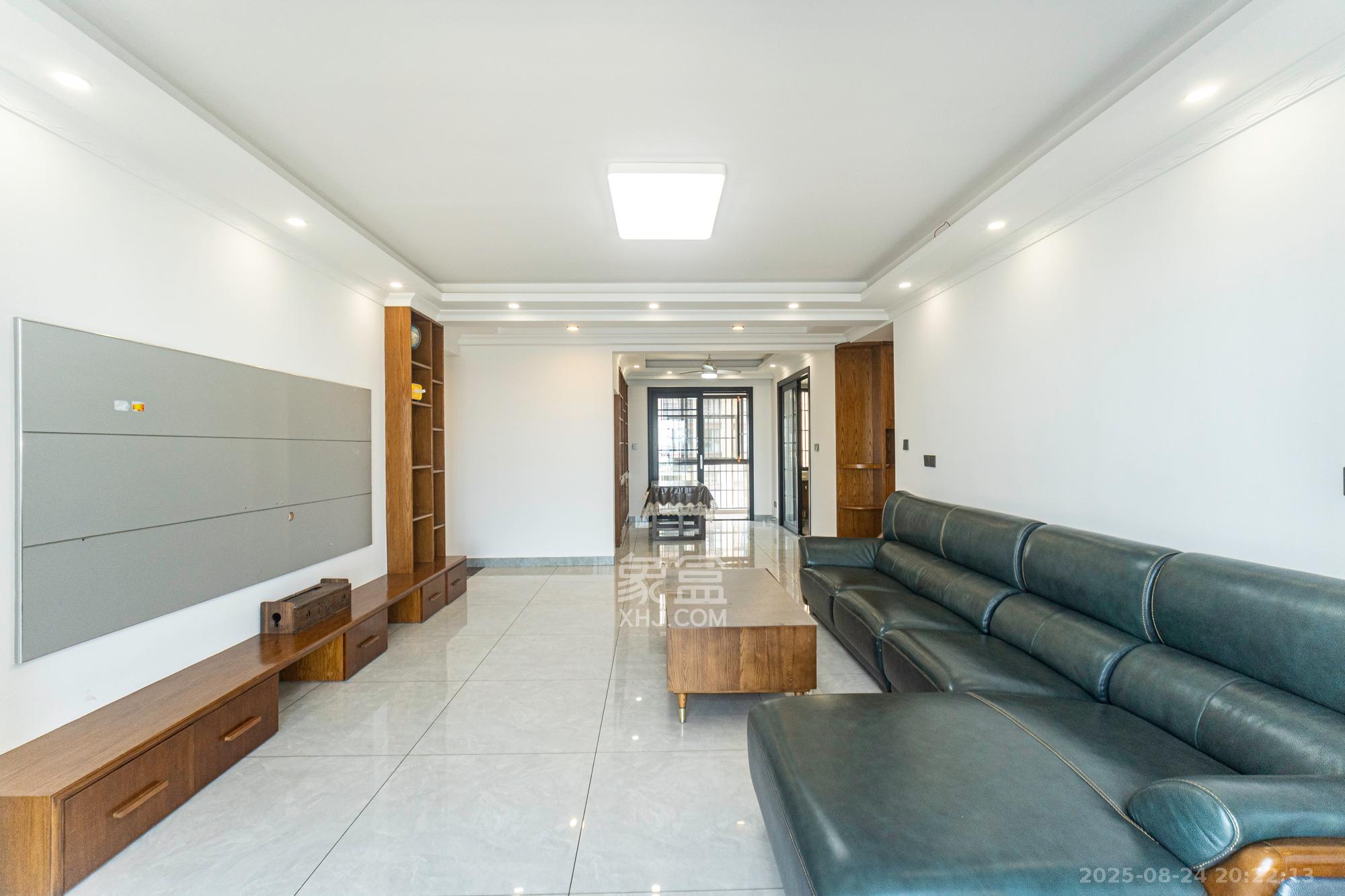 东方美地  3室2厅2卫    90.0万客厅