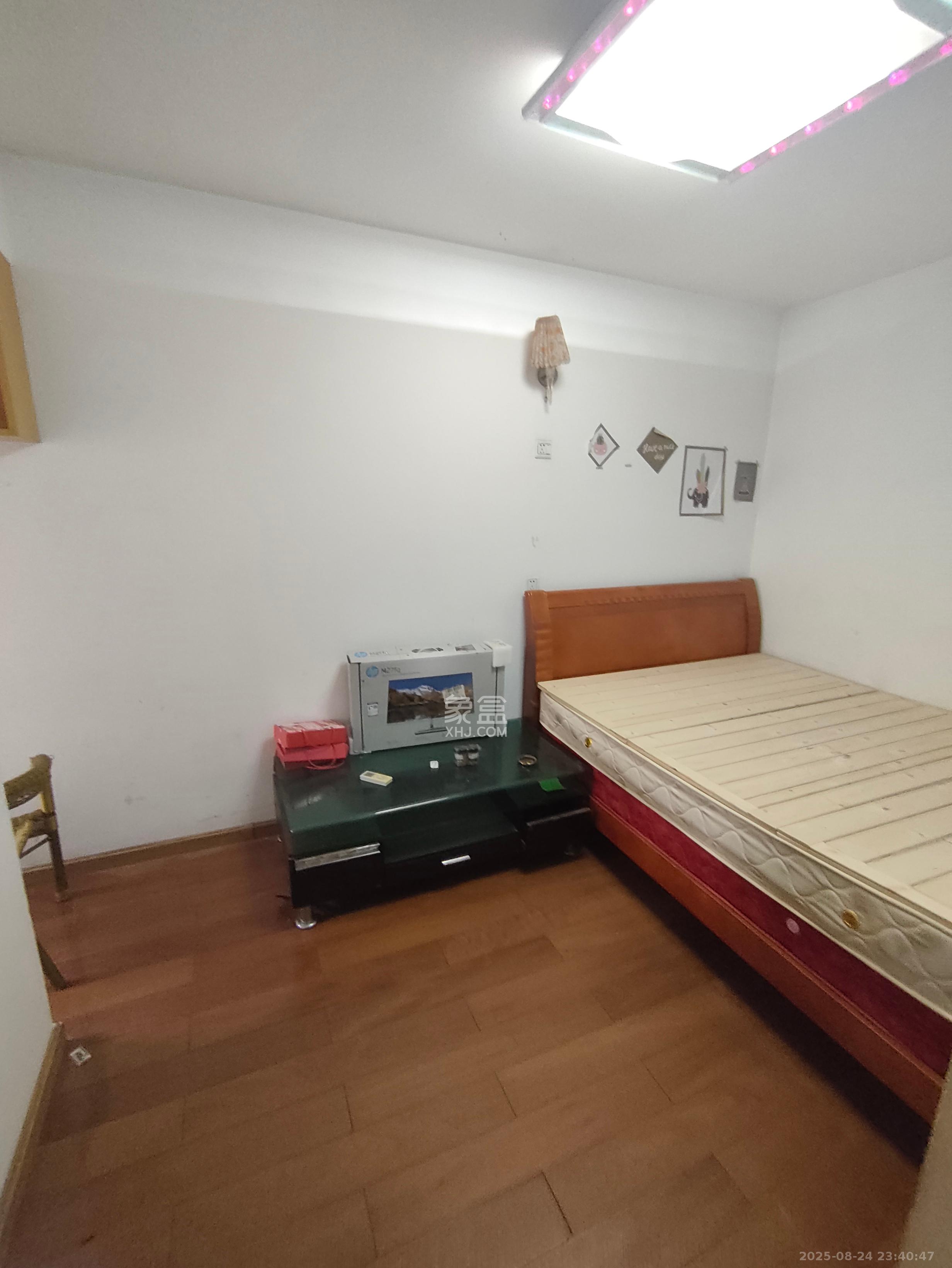 红花坡社区 2室1厅1卫 1600.0元/月 红花坡社区 2室1厅1卫 1600.0元/月室内图