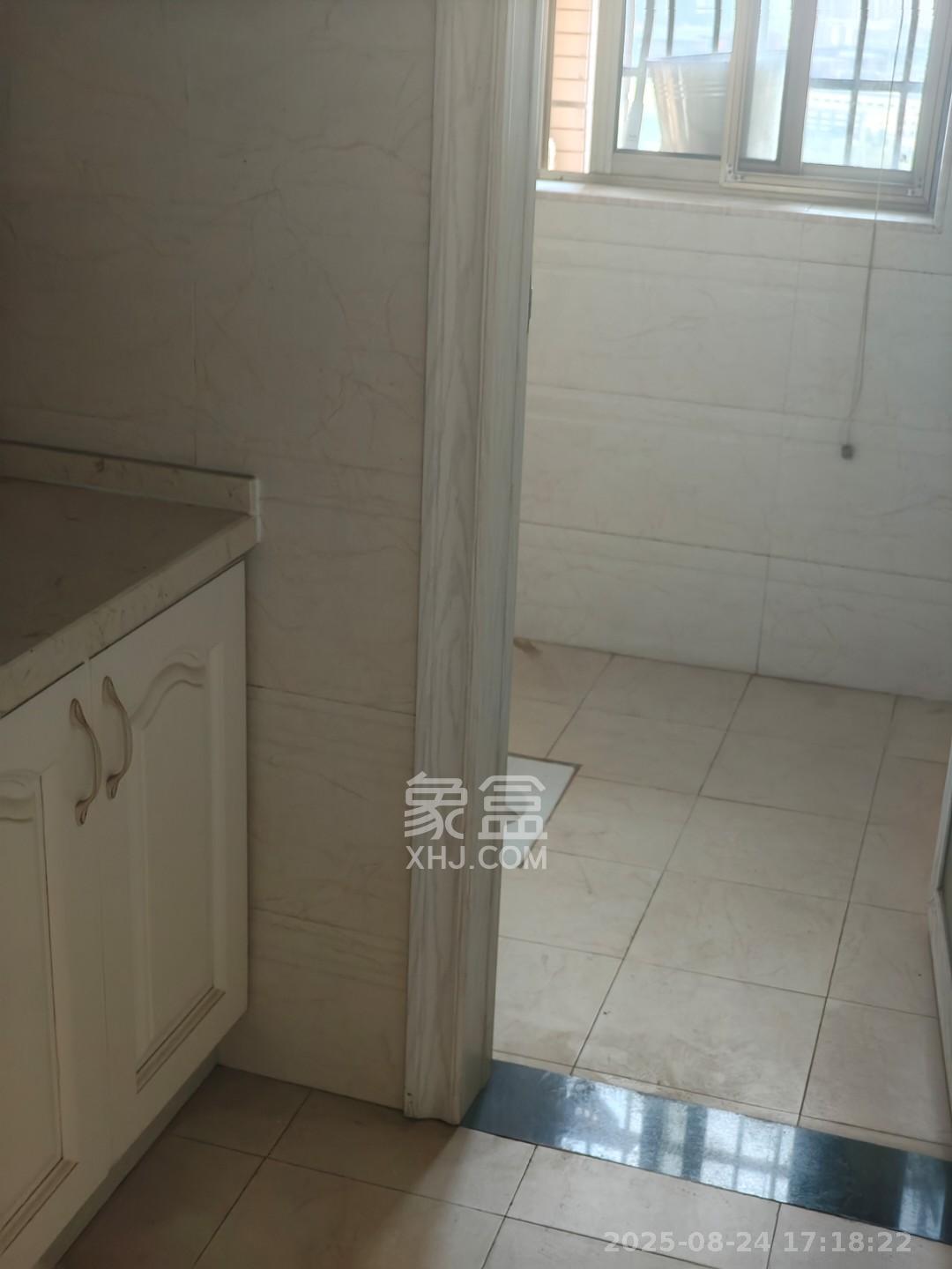 波隆城市花园  3室2厅2卫    2600.0元/月室内图