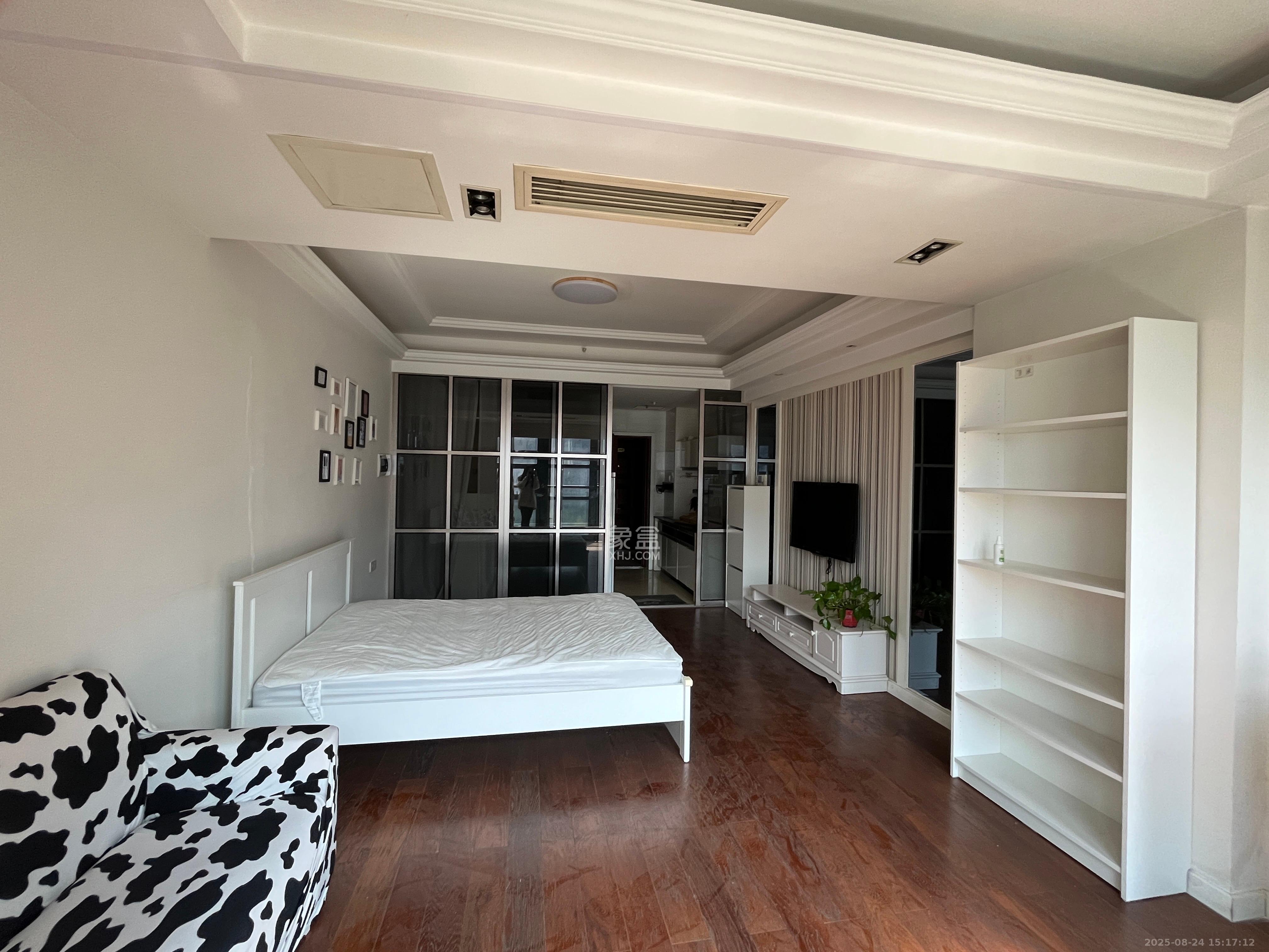 壹号公馆  1室1厅1卫    2300.0元/月室内图