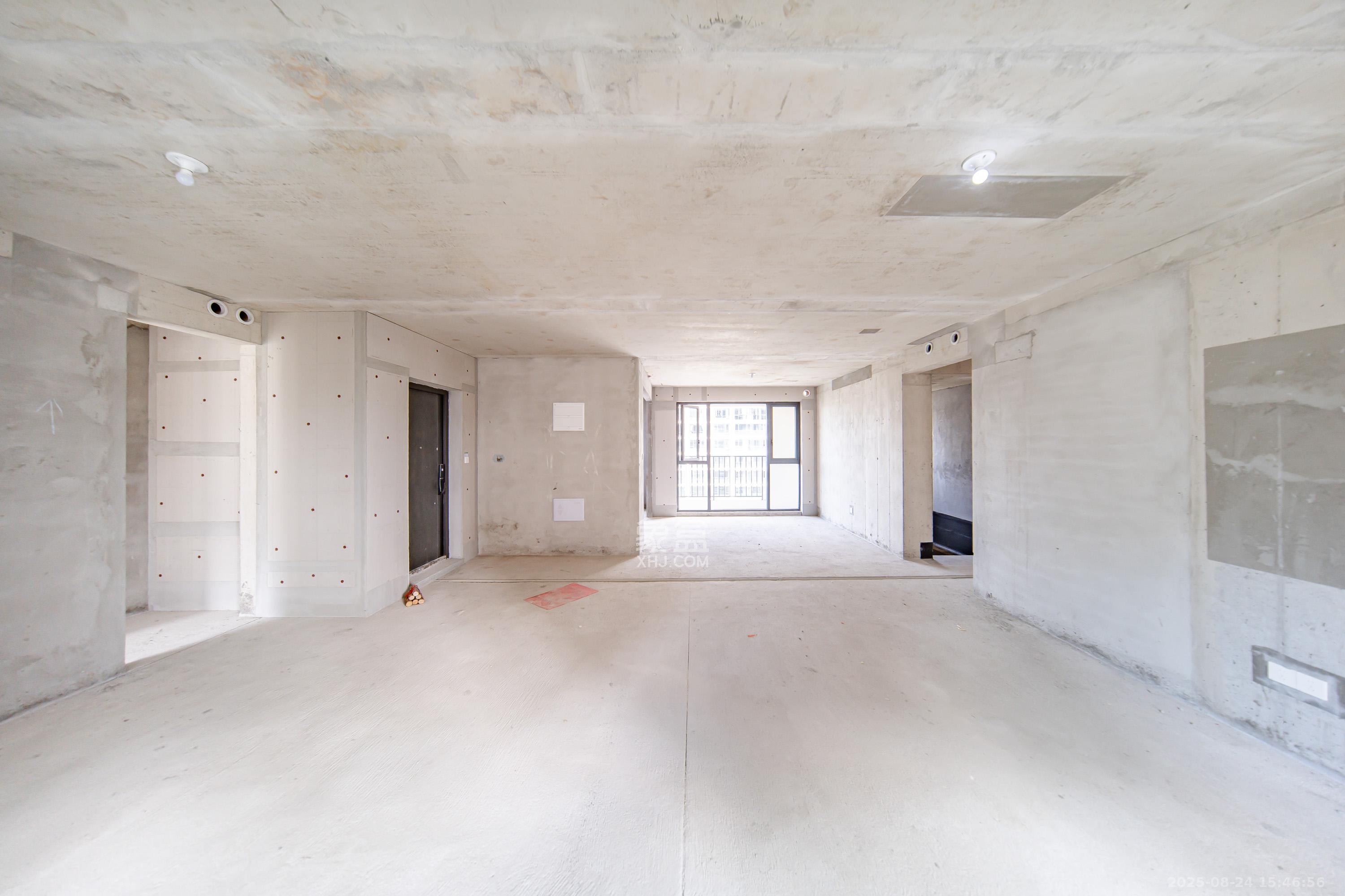 中建钰山湖  4室2厅3卫    290.0万 中建钰山湖  4室2厅3卫    290.0万客厅