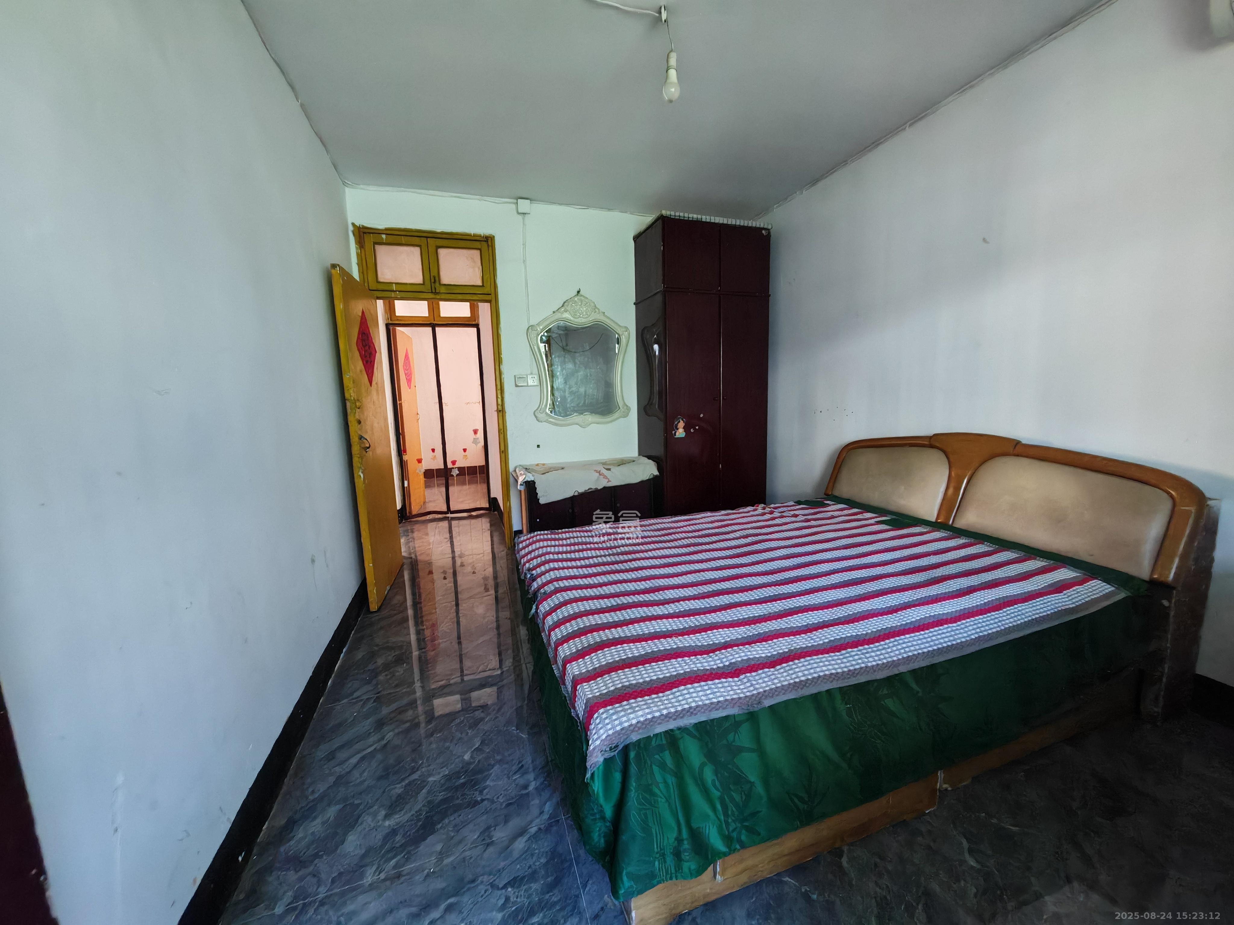 桂花路铁建宿舍  3室1厅1卫    1600.0元/月 桂花路铁建宿舍  3室1厅1卫    1600.0元/月室内图