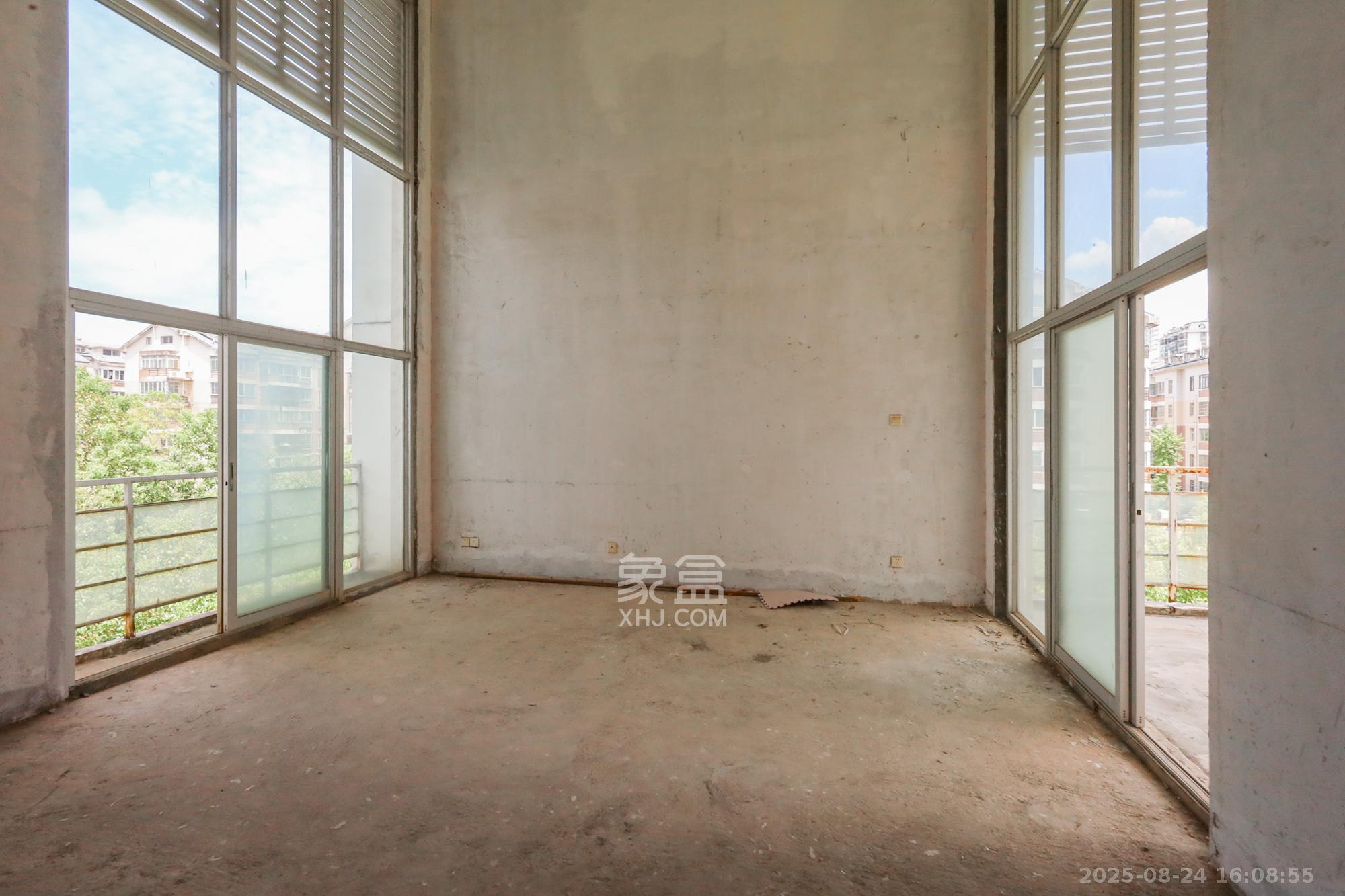 八方小区D区  5室2厅3卫    700.0万