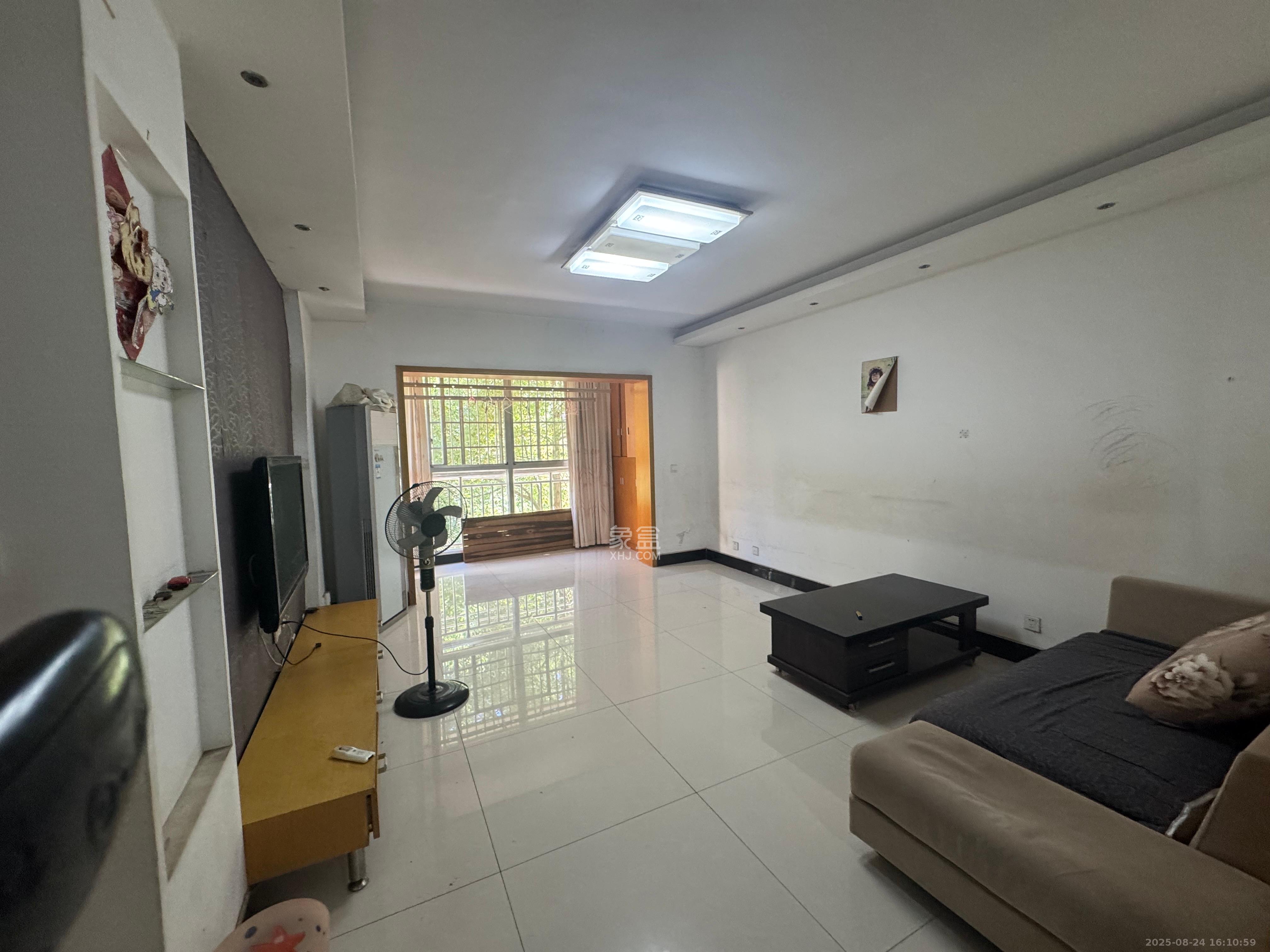 鄱阳小区  1室2厅1卫    1400.0元/月 鄱阳小区  1室2厅1卫    1400.0元/月室内图