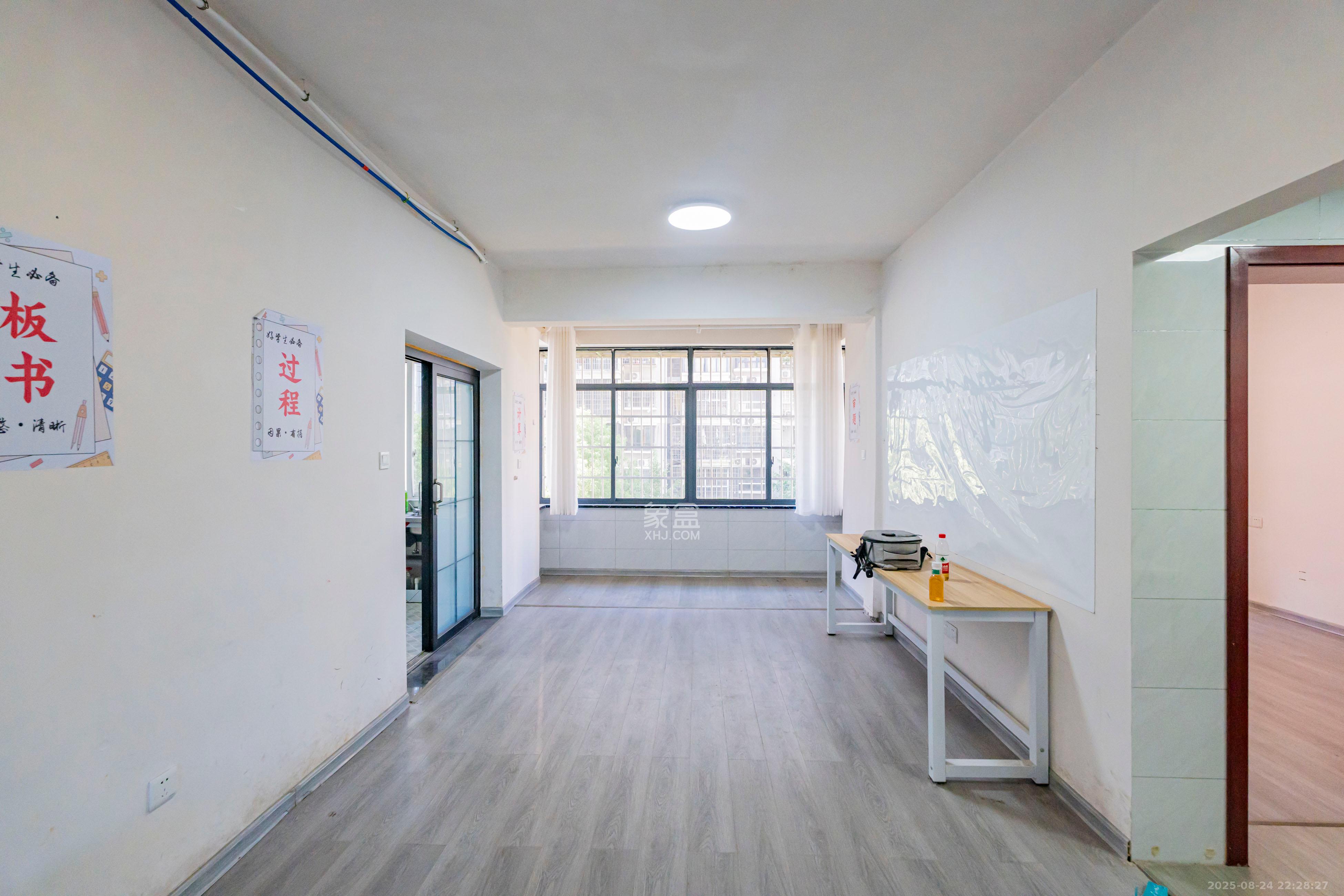 科大佳园北苑  3室2厅2卫    128.0万客厅