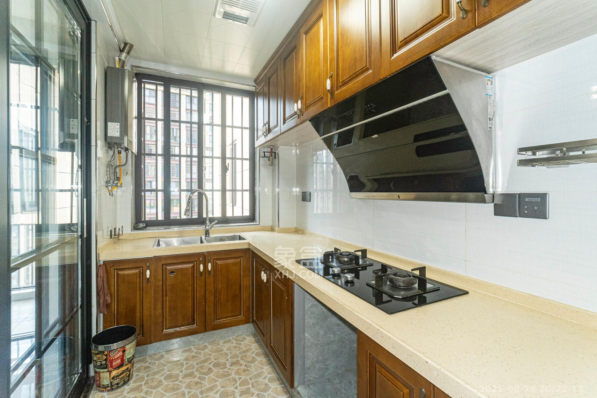 东方美地  3室2厅2卫    90.0万厨房