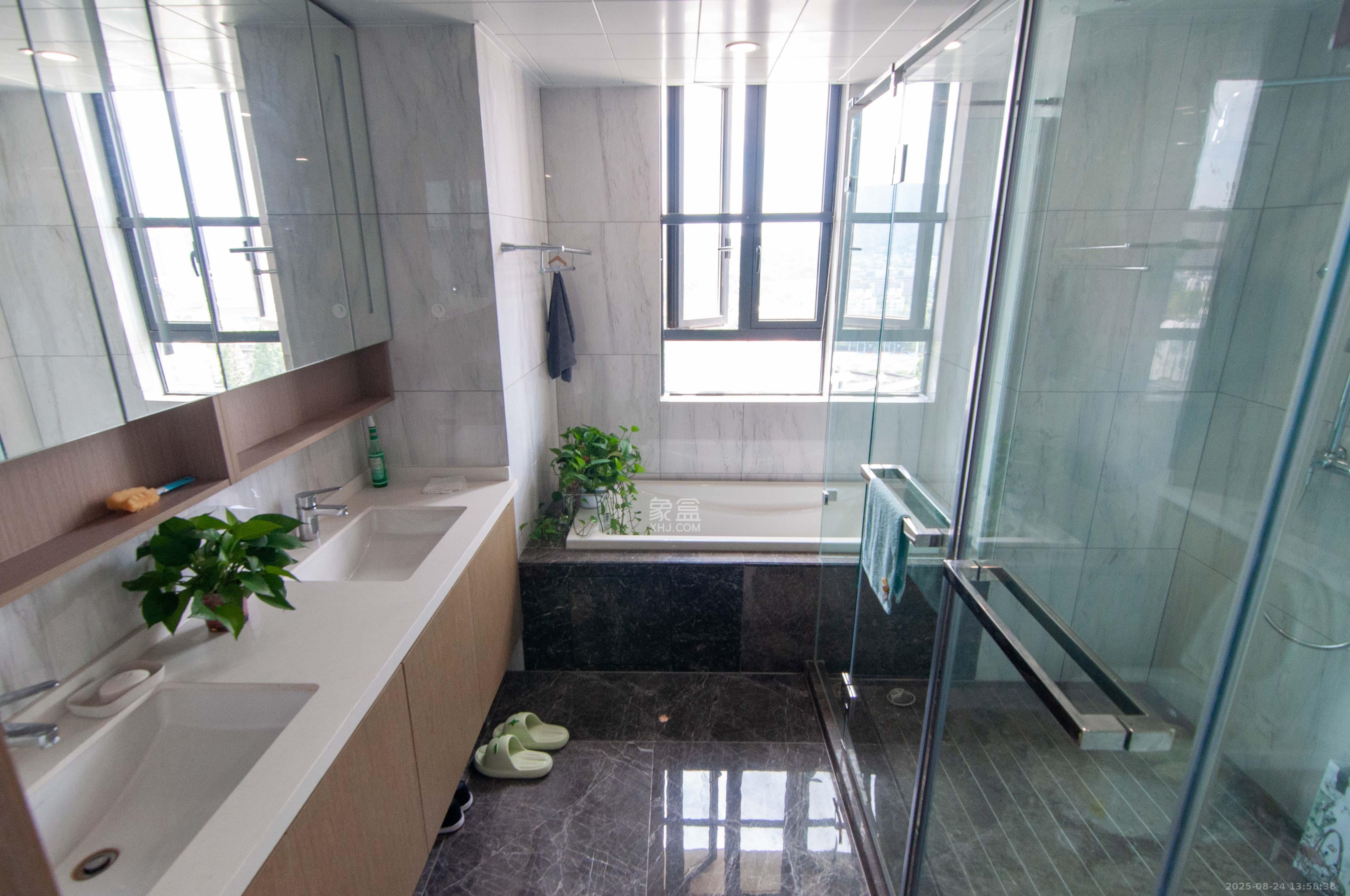 旭辉都会山  4室2厅3卫    328.0万卫生间