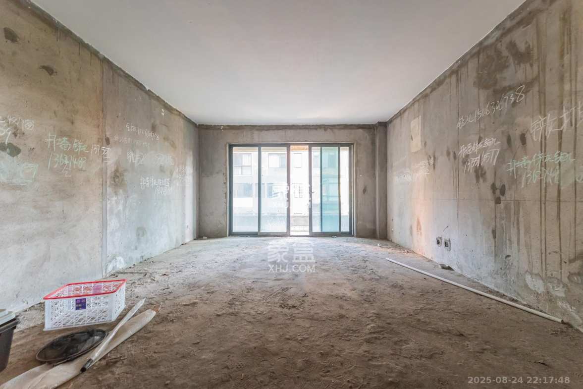 海伦春天 8室3厅5卫 258.0万 海伦春天 8室3厅5卫 258.0万客厅