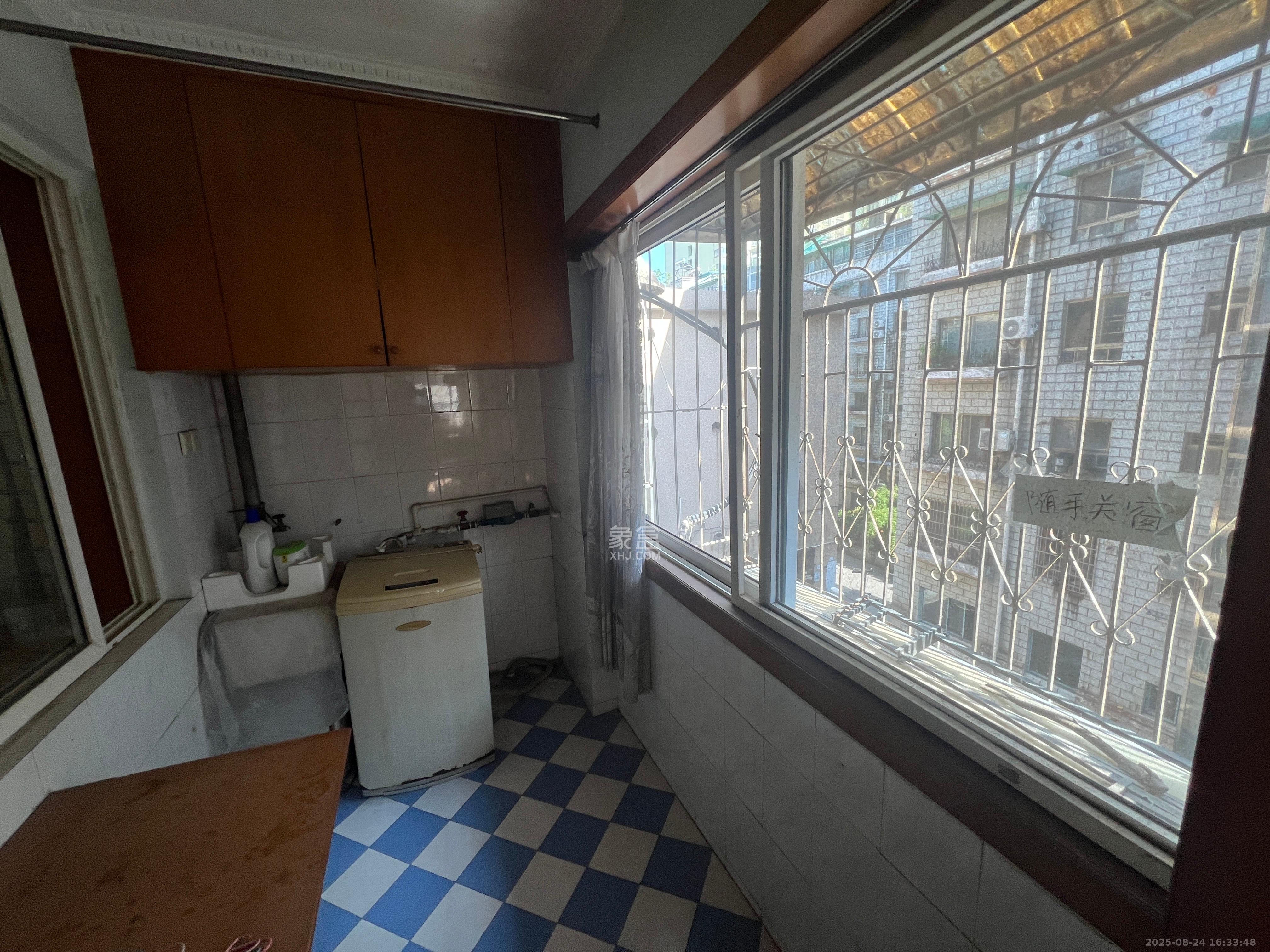 东风二村社区房 3室2厅2卫 2400.0元/月 东风二村社区房 3室2厅2卫 2400.0元/月室内图