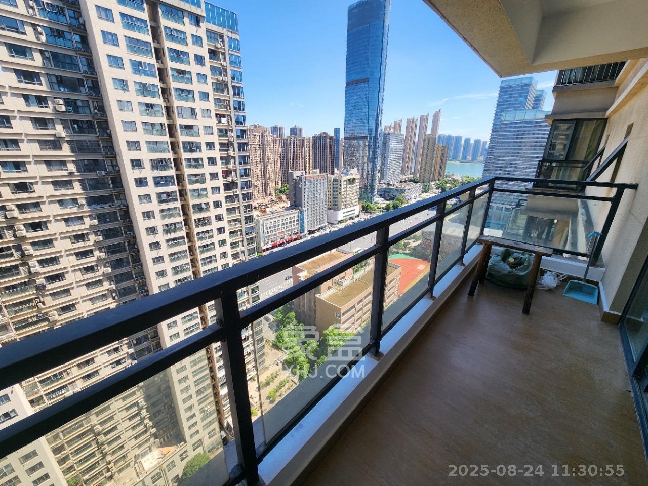 奥克斯广场  3室2厅2卫    2800.0元/月室内图