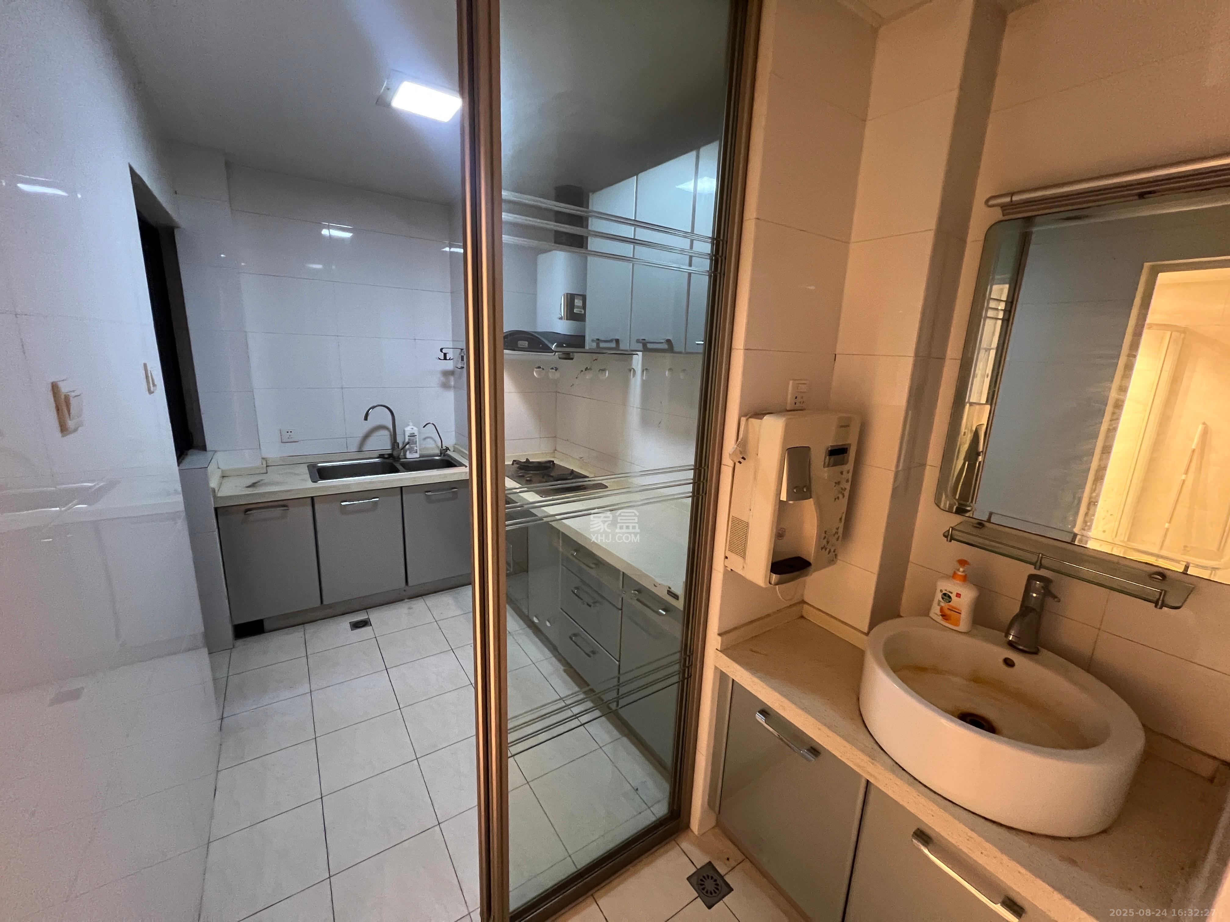 公园9号  1室2厅1卫    3700.0元/月室内图