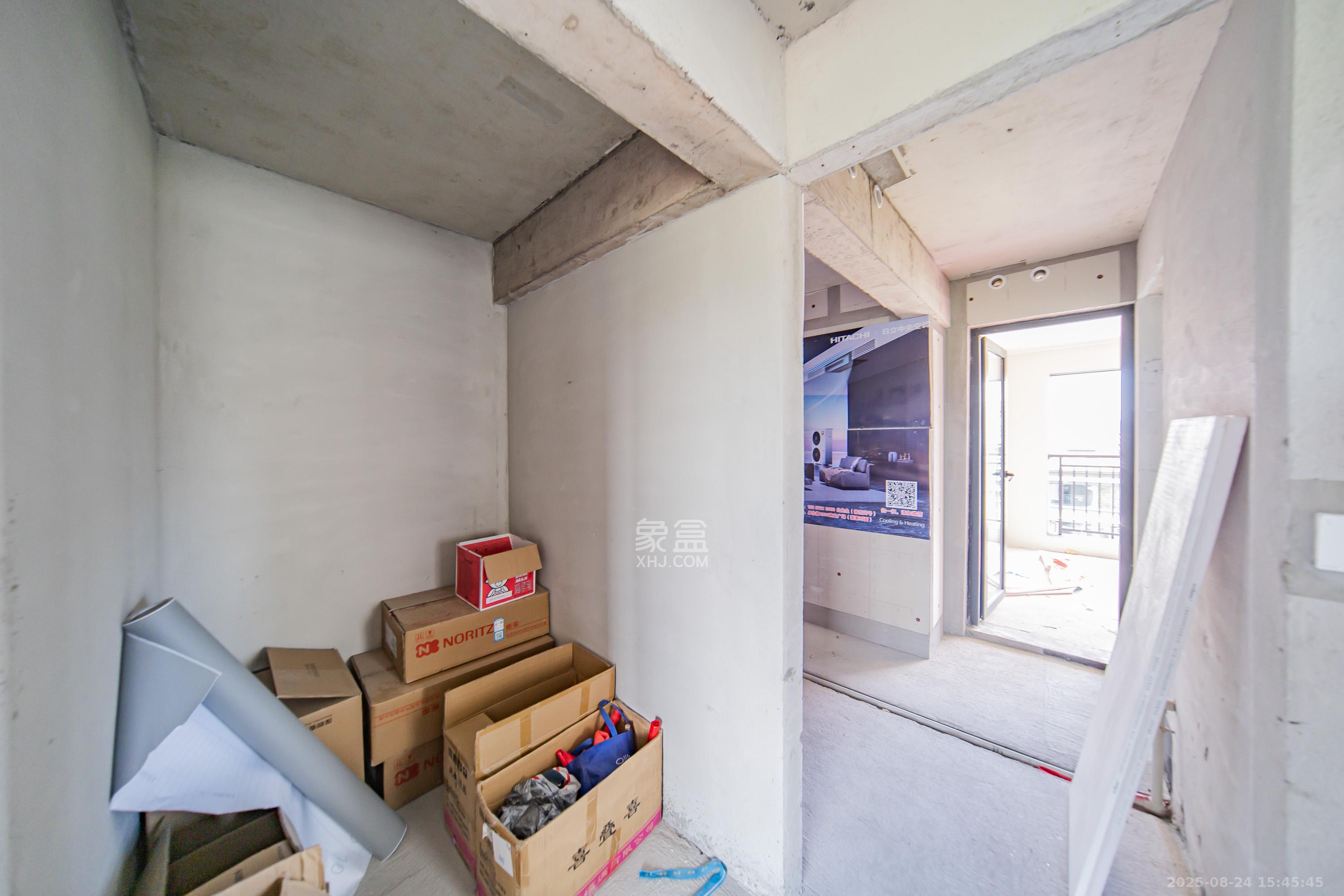 中建钰山湖  4室2厅2卫   220.00万卧室