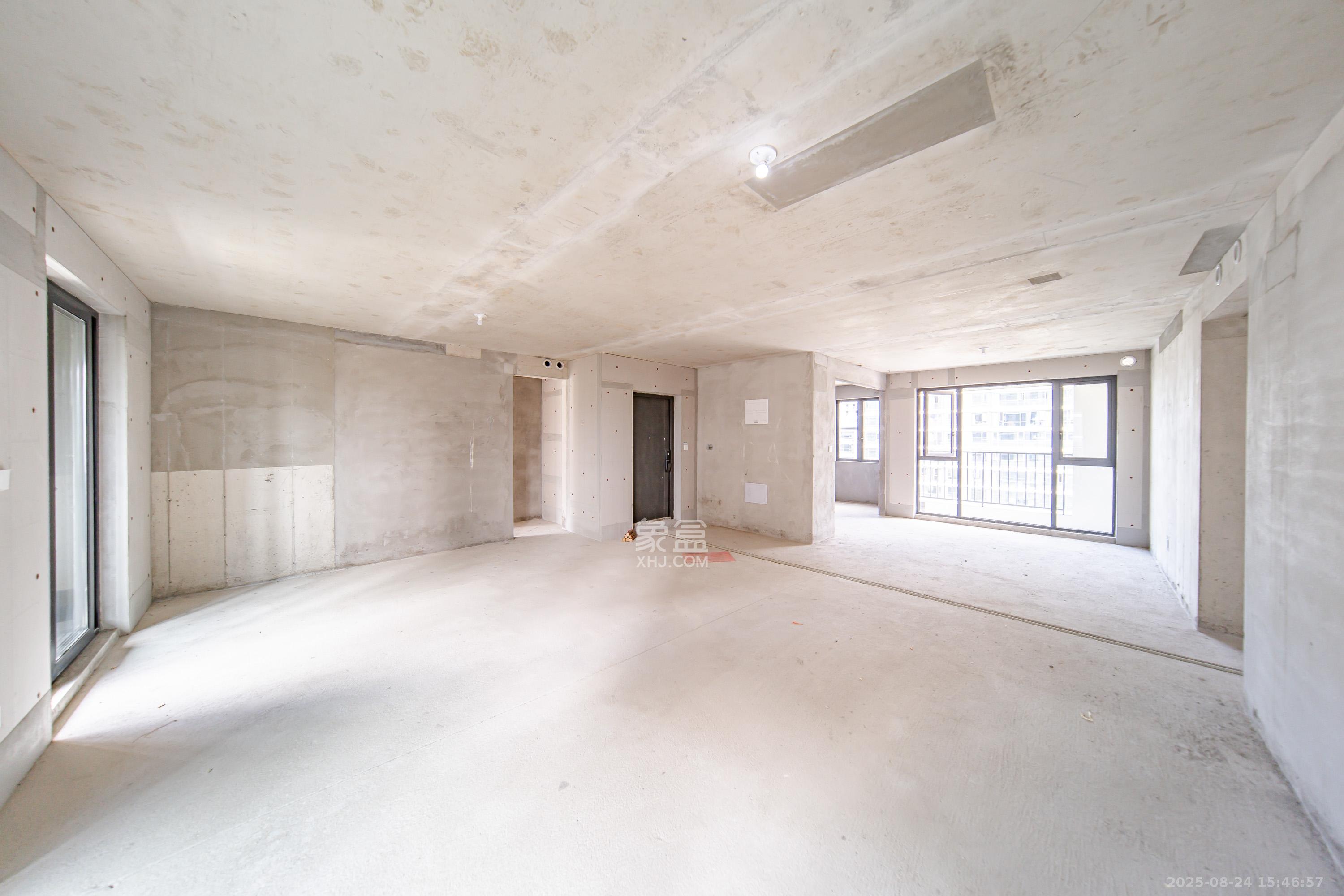 中建钰山湖  4室2厅3卫    290.0万 中建钰山湖  4室2厅3卫    290.0万客厅