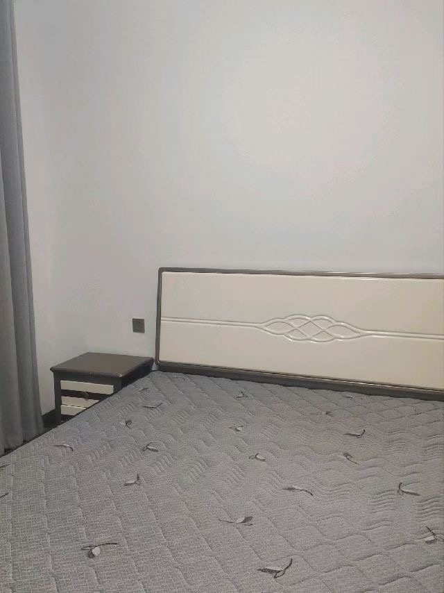 新桥花园  3室2厅2卫   2200.00元/月室内图