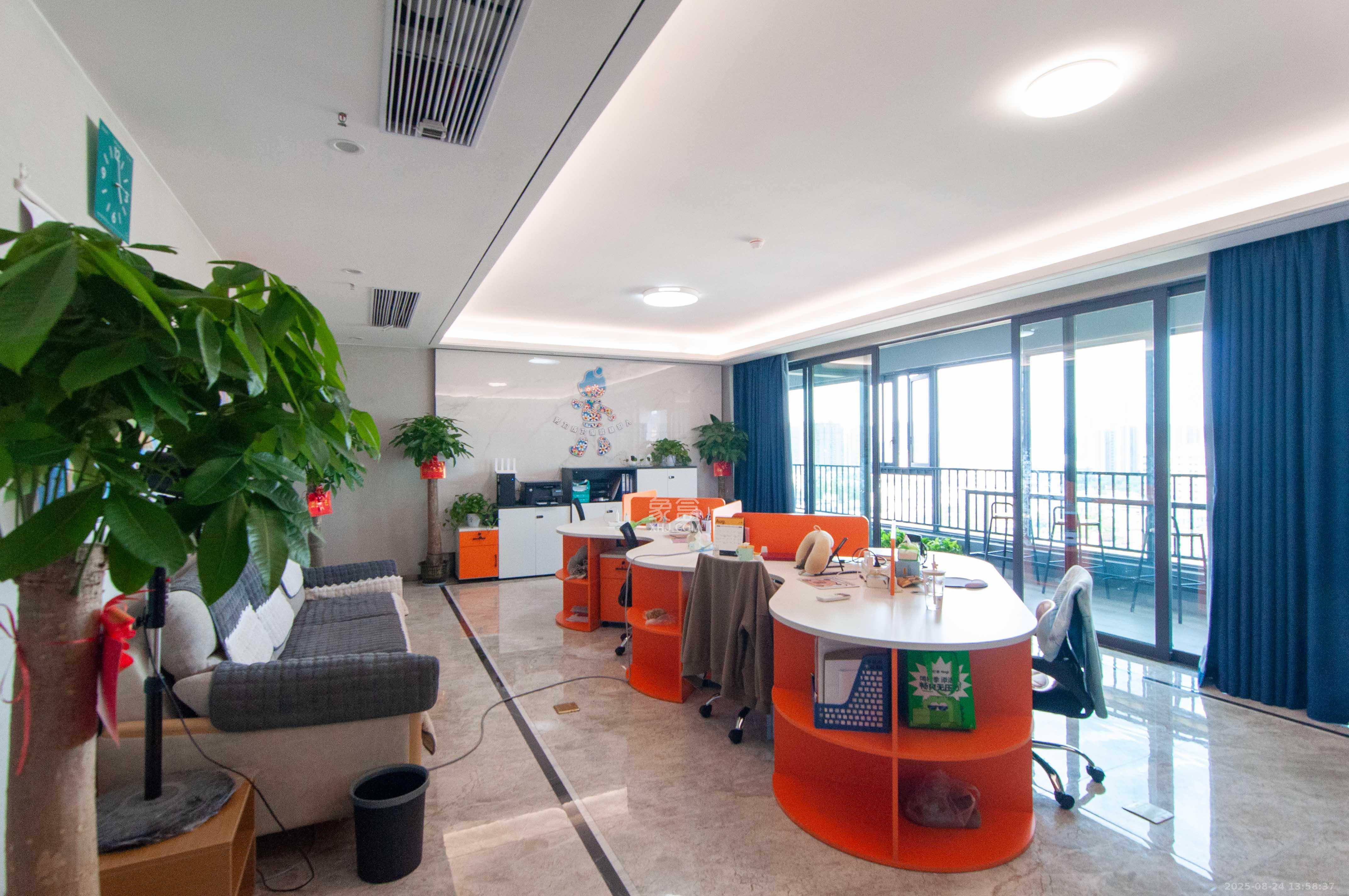 旭辉都会山  4室2厅3卫    328.0万客厅