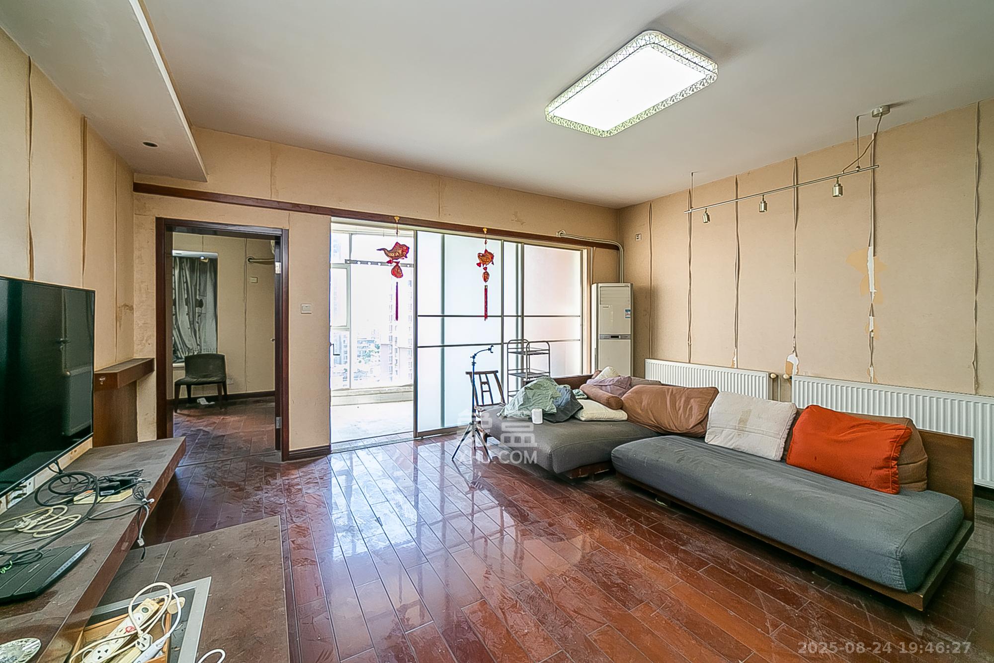 欧园 3室2厅2卫 105.0万 欧园 3室2厅2卫 105.0万客厅