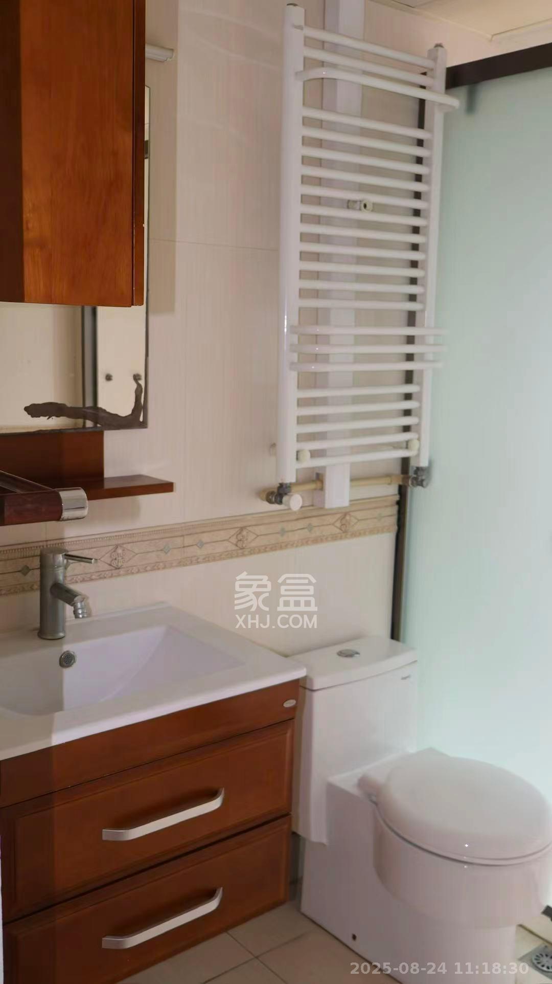 三万英尺  4室2厅2卫    5000.0元/月室内图