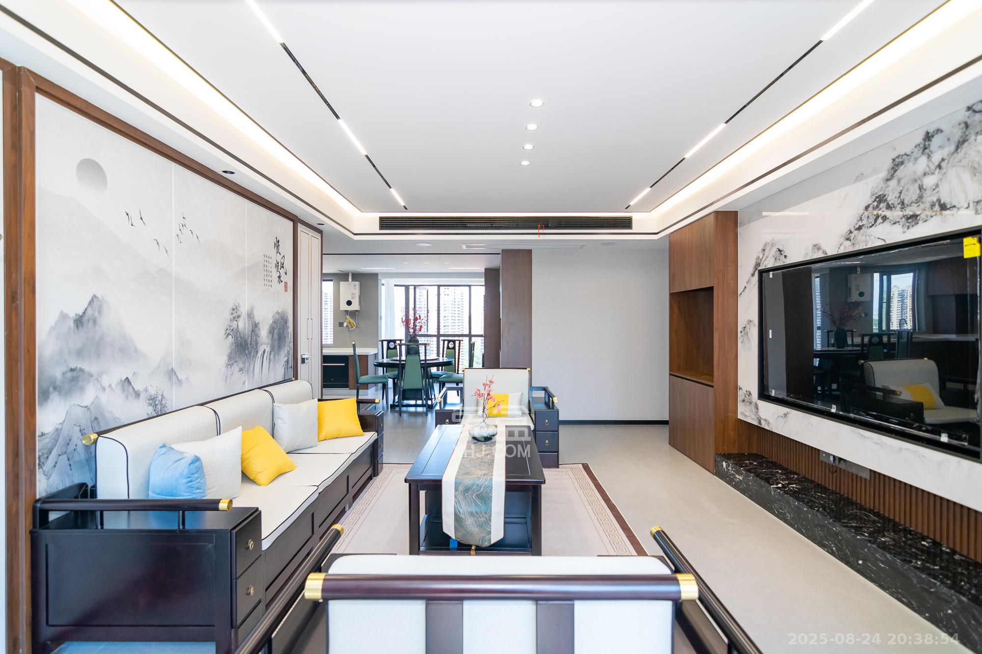 润和美郡(润和紫郡五期) 5室2厅2卫 136.8万 润和美郡(润和紫郡五期) 5室2厅2卫 136.8万客厅