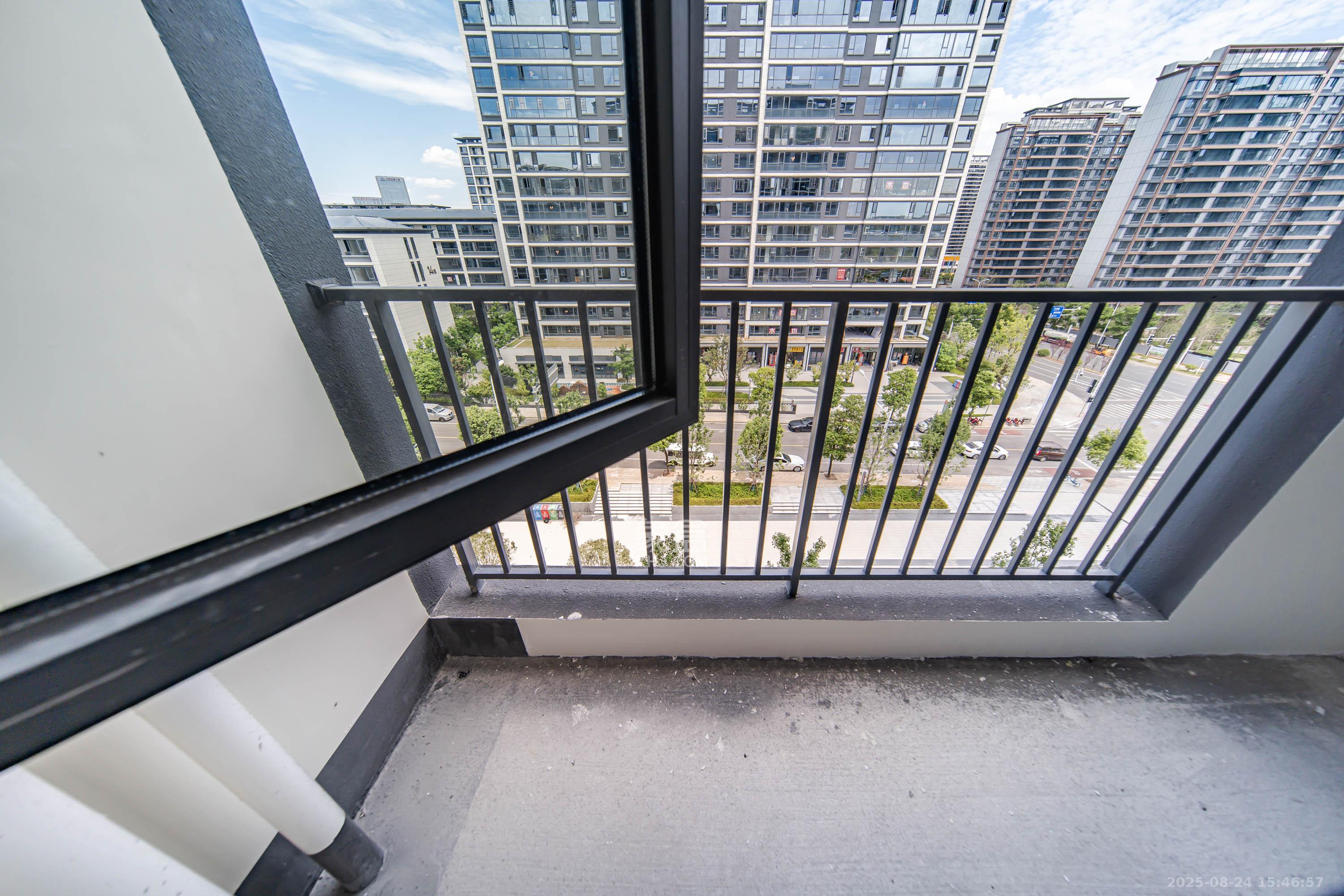 中建钰山湖  4室2厅3卫    290.0万 中建钰山湖  4室2厅3卫    290.0万阳台