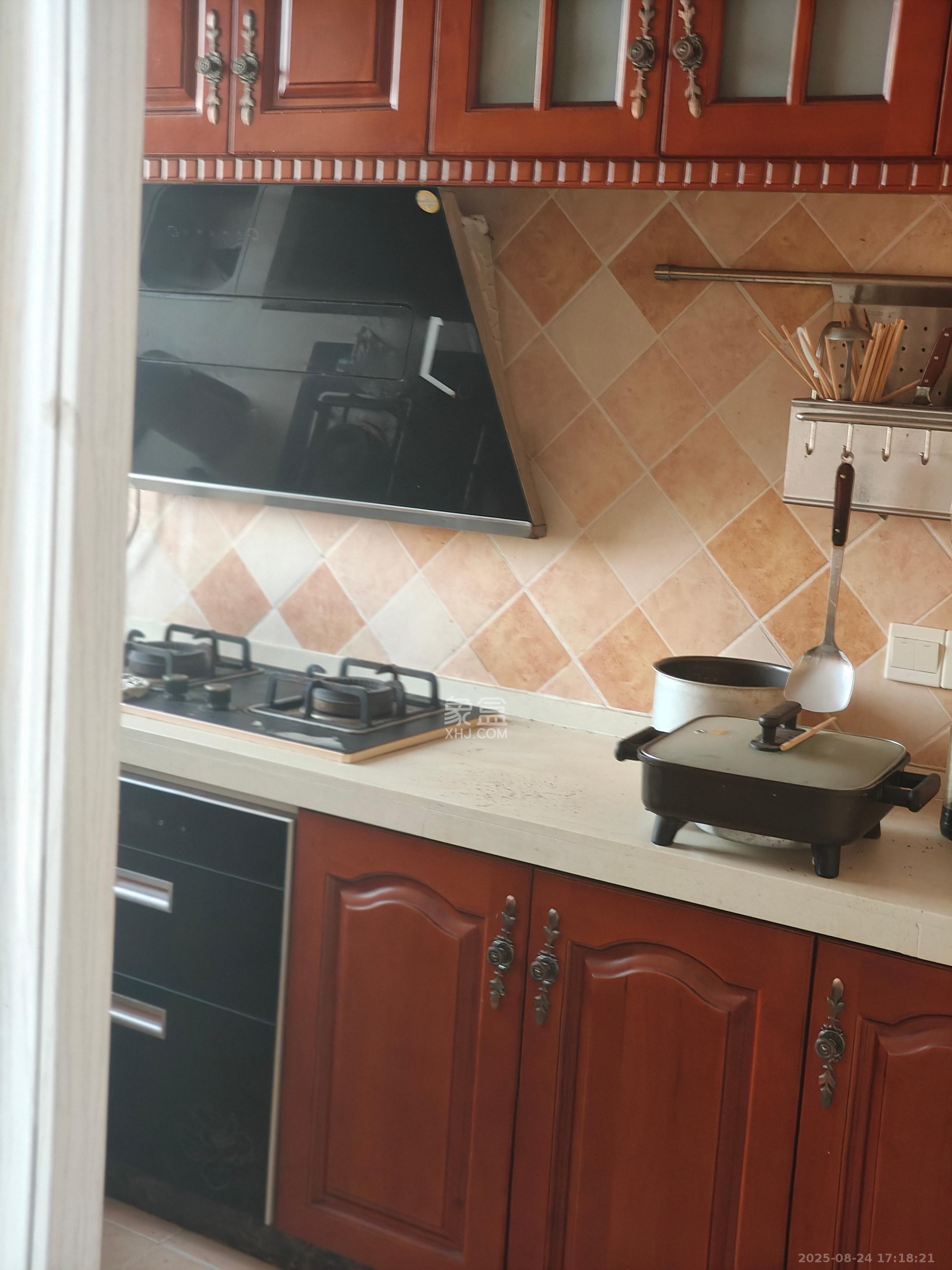 波隆城市花园  3室2厅2卫    2600.0元/月室内图