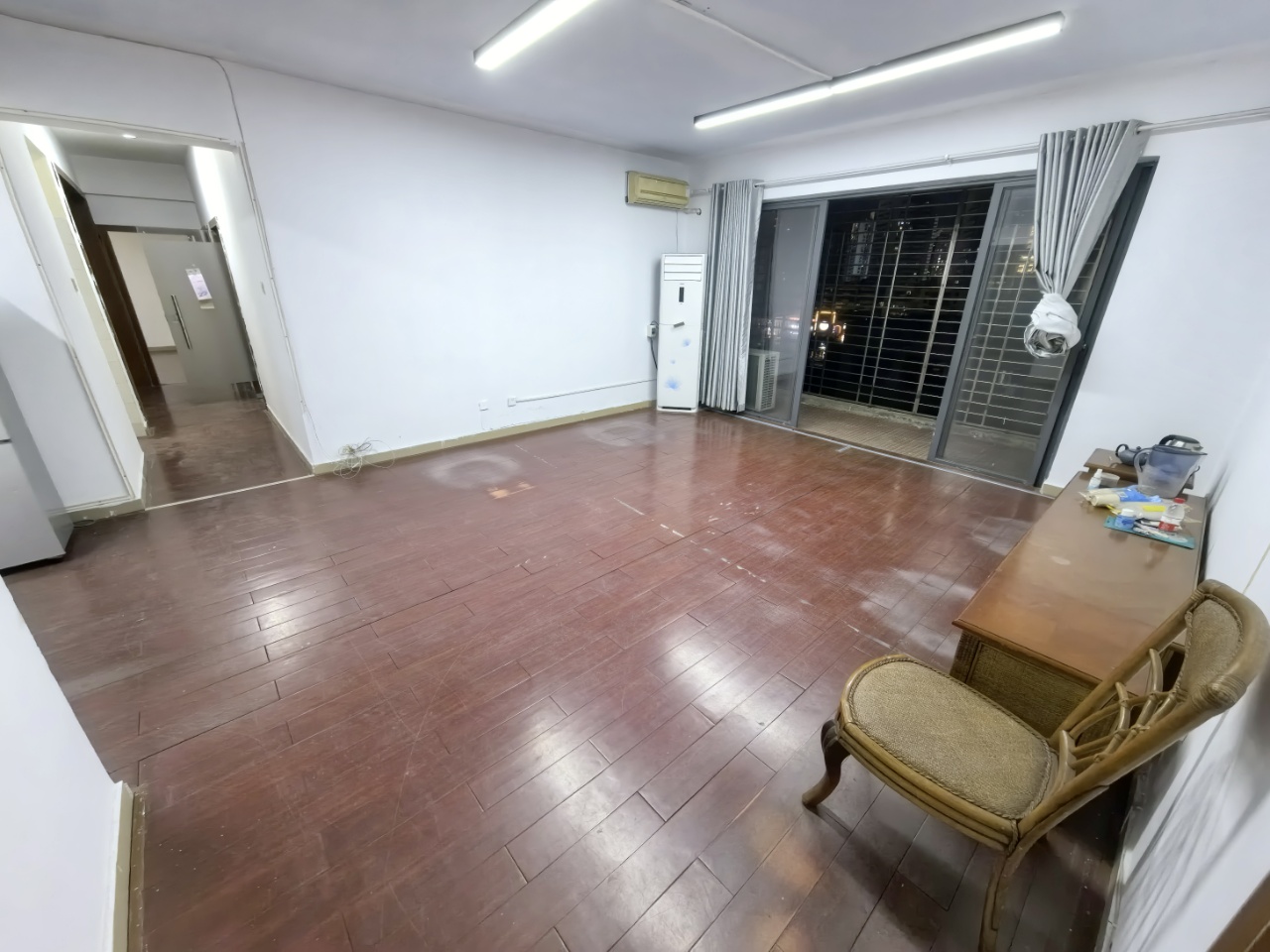金海广场  4室2厅2卫   3400.00元/月室内图1
