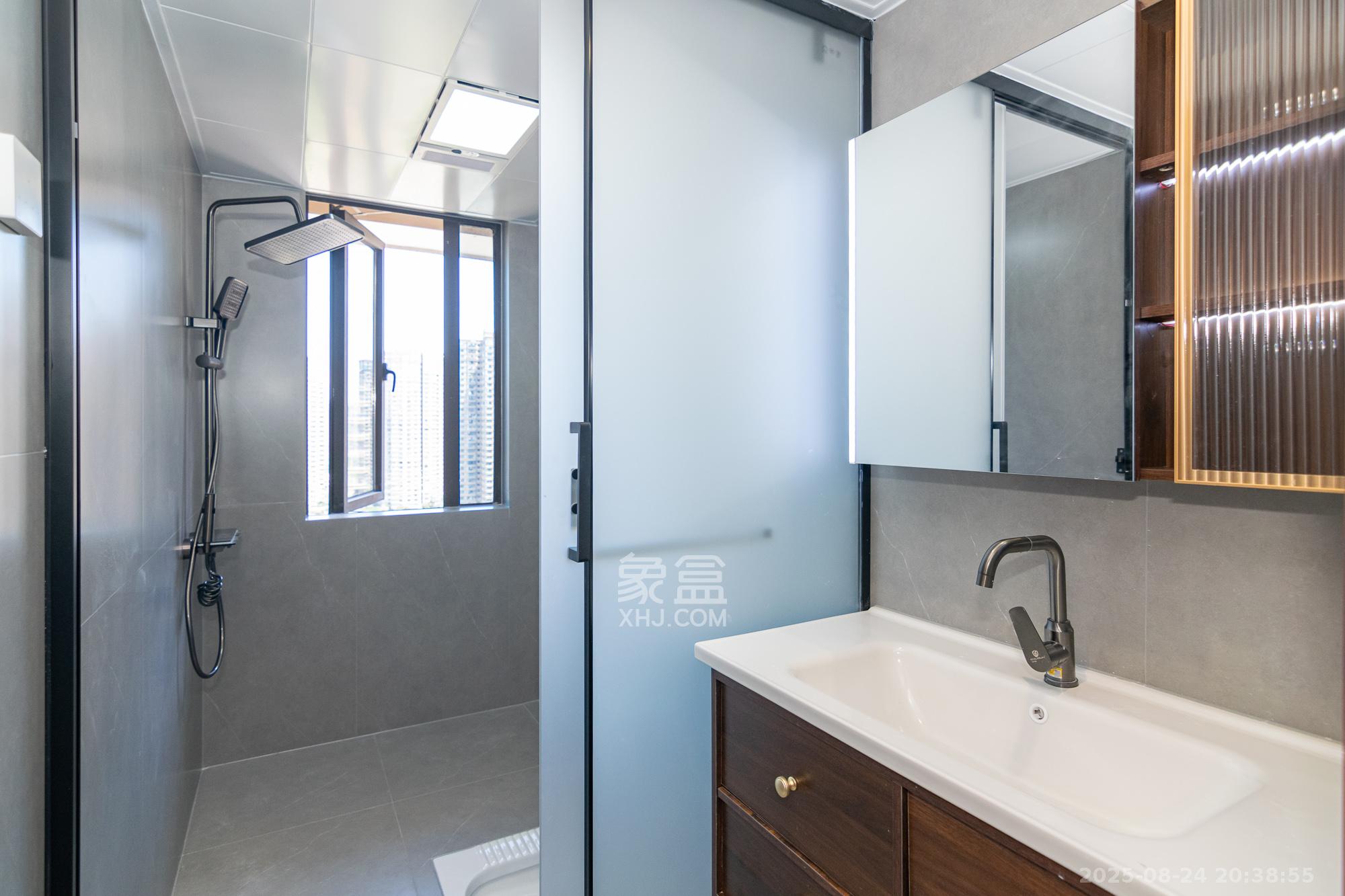 润和美郡(润和紫郡五期) 5室2厅2卫 136.8万 润和美郡(润和紫郡五期) 5室2厅2卫 136.8万卫生间