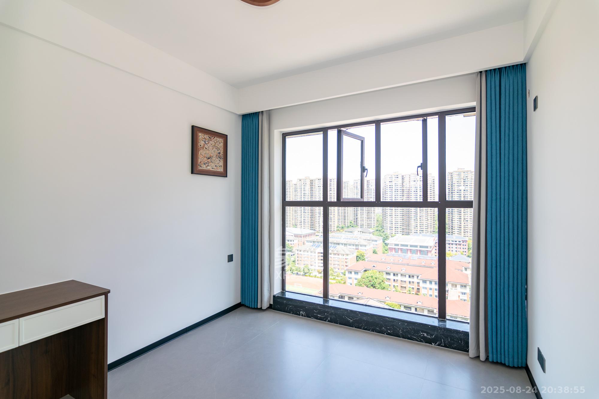 润和美郡(润和紫郡五期) 5室2厅2卫 136.8万 润和美郡(润和紫郡五期) 5室2厅2卫 136.8万卧室