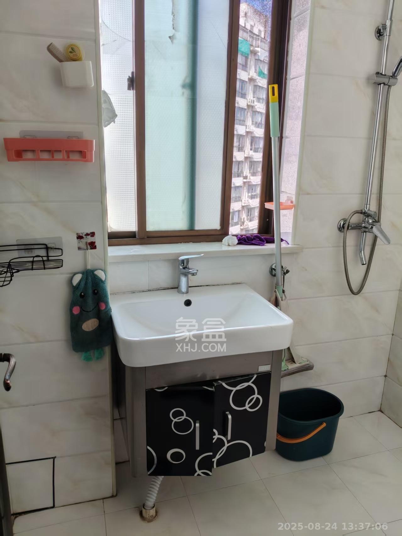 芙蓉广场农行单位宿舍  2室1厅1卫    2600.0元/月 芙蓉广场农行单位宿舍  2室1厅1卫    2600.0元/月室内图