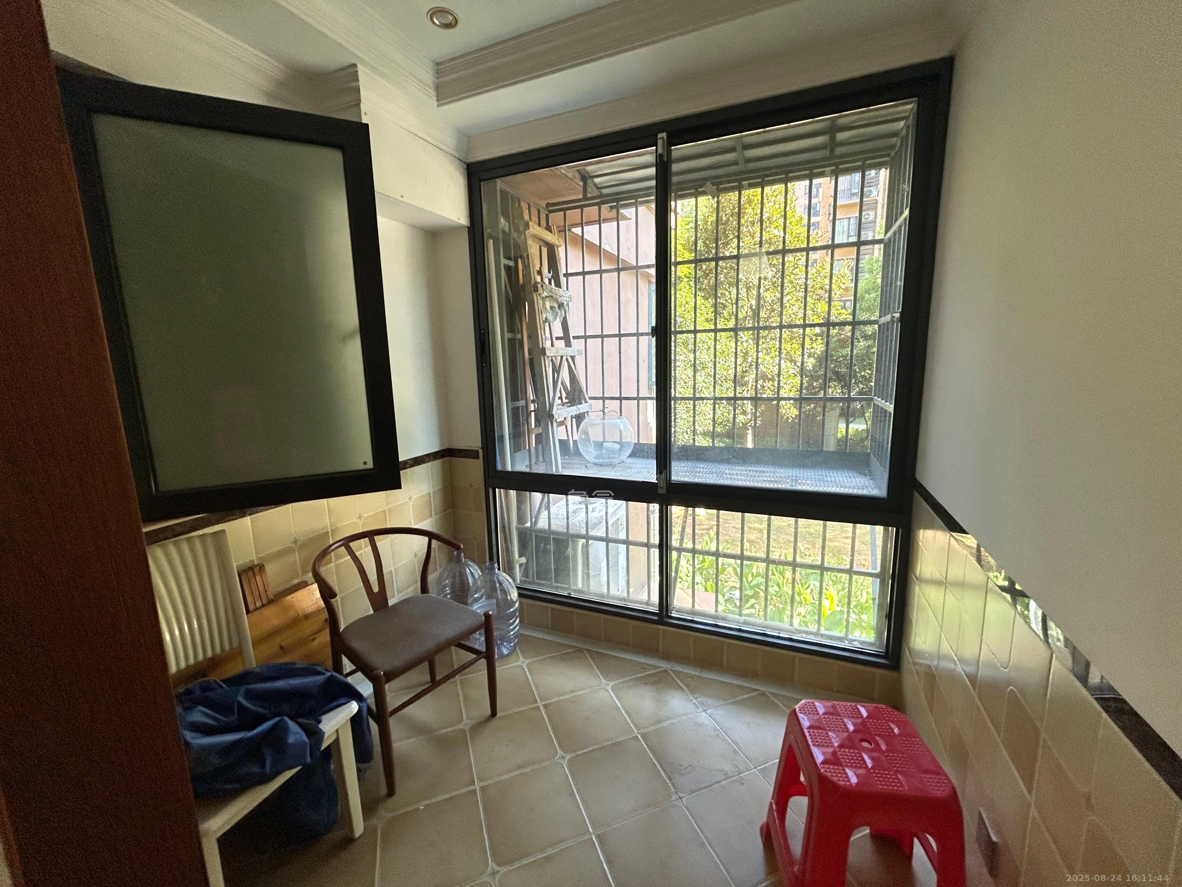 怡海星城  1室2厅1卫    1600.0元/月室内图