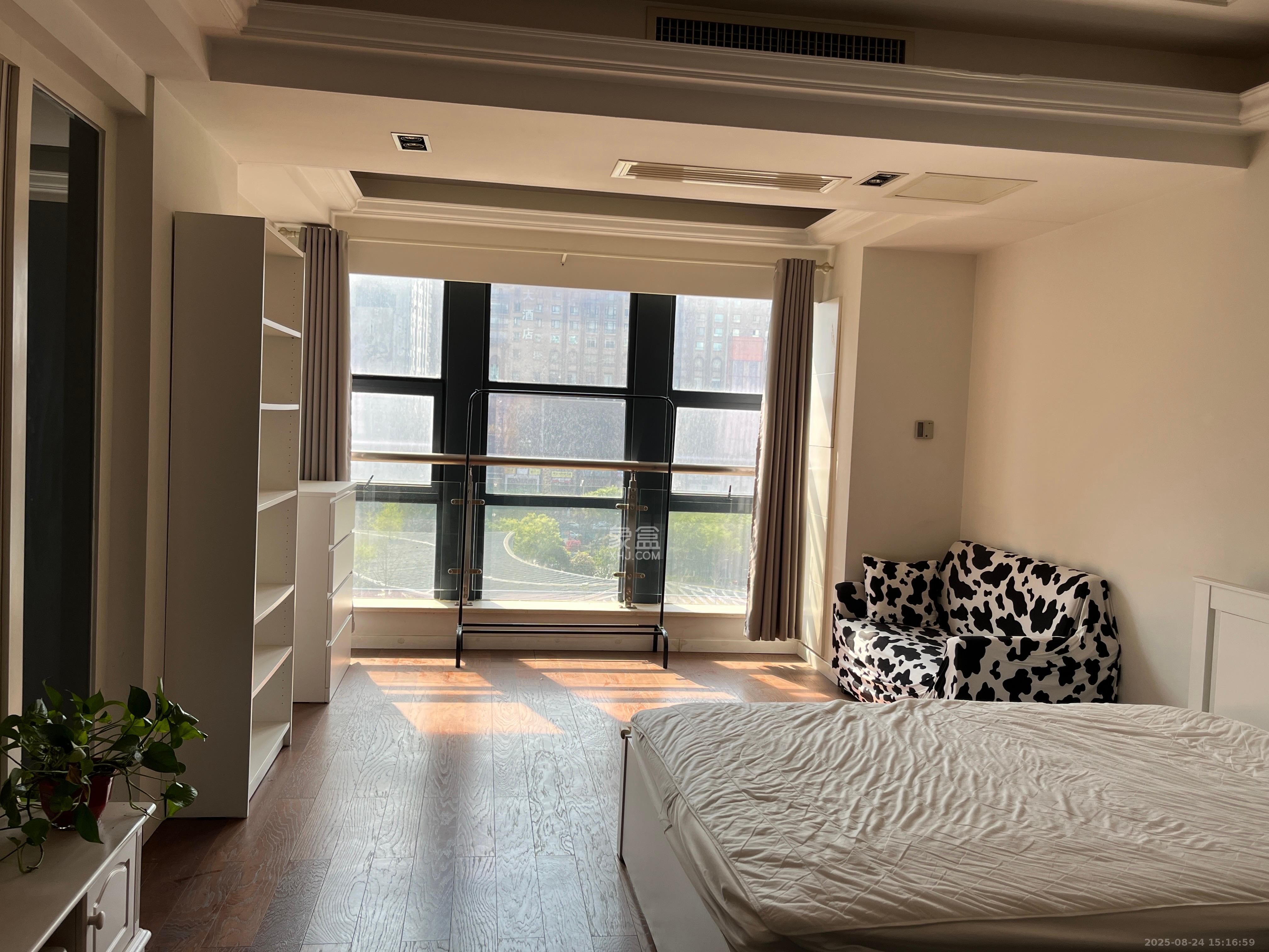 壹号公馆  1室1厅1卫    2300.0元/月室内图