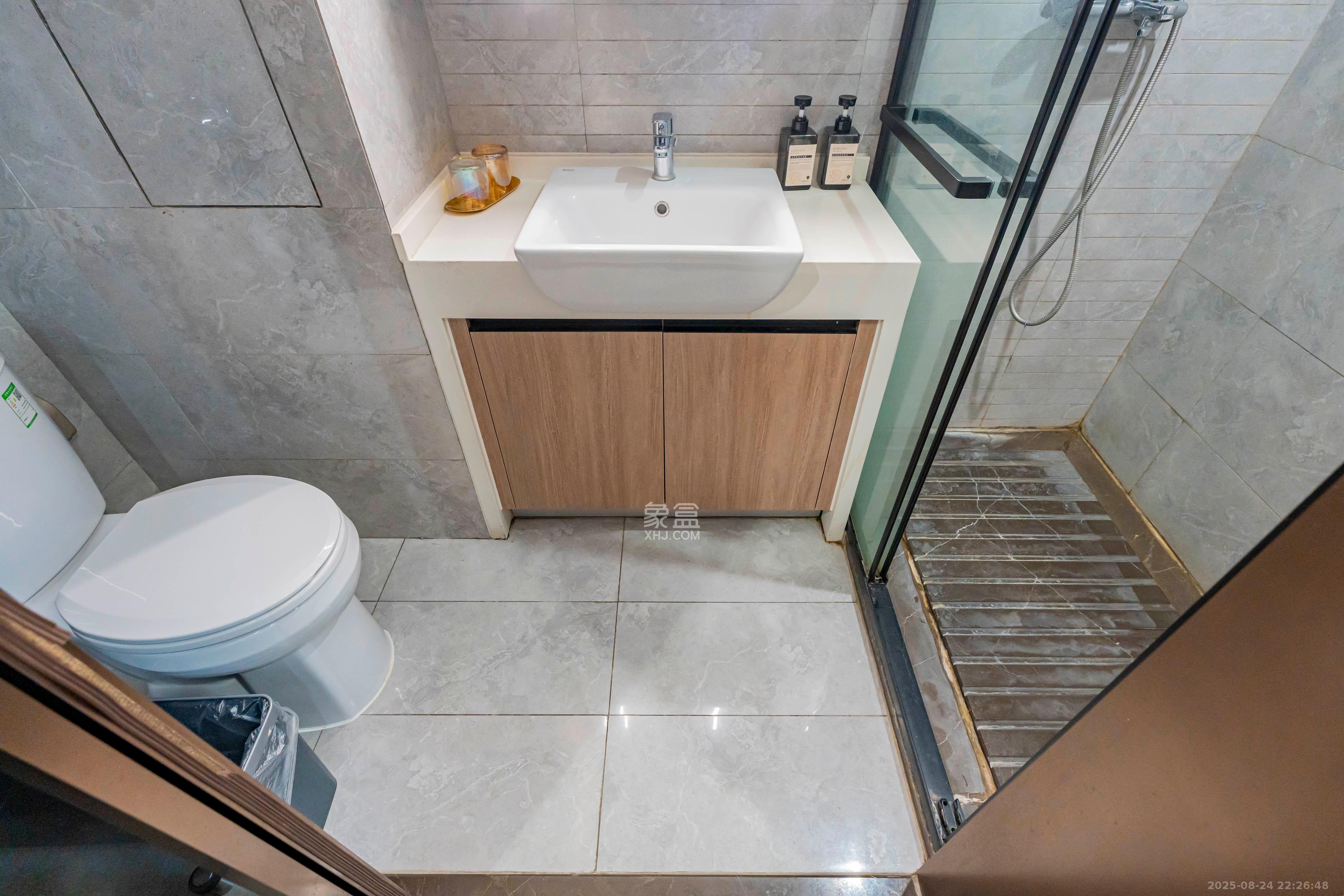 华远华时代  1室1厅1卫    41.8万卫生间