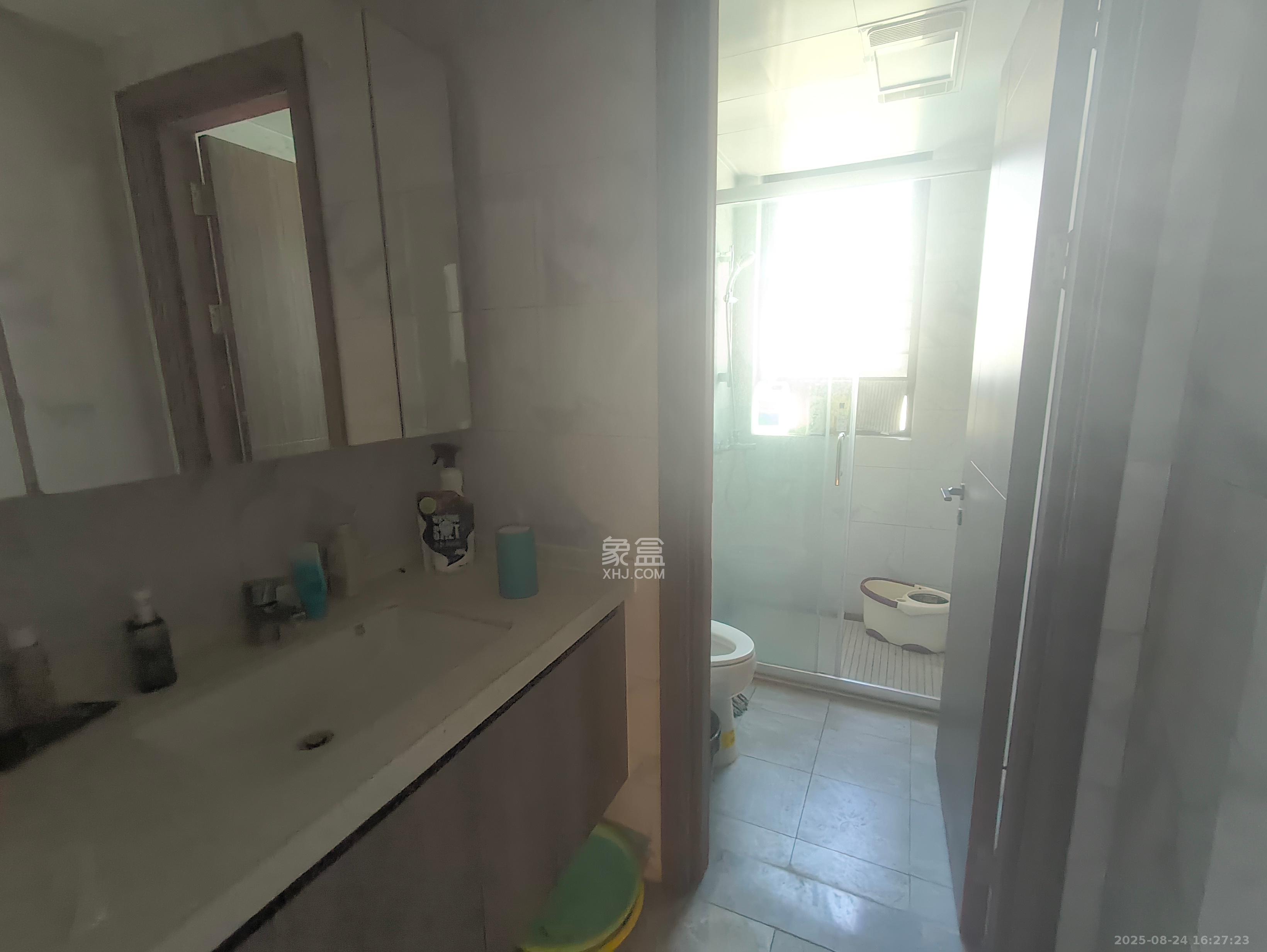 绿地V岛 4室1厅2卫 6000.0元/月 绿地V岛 4室1厅2卫 6000.0元/月室内图