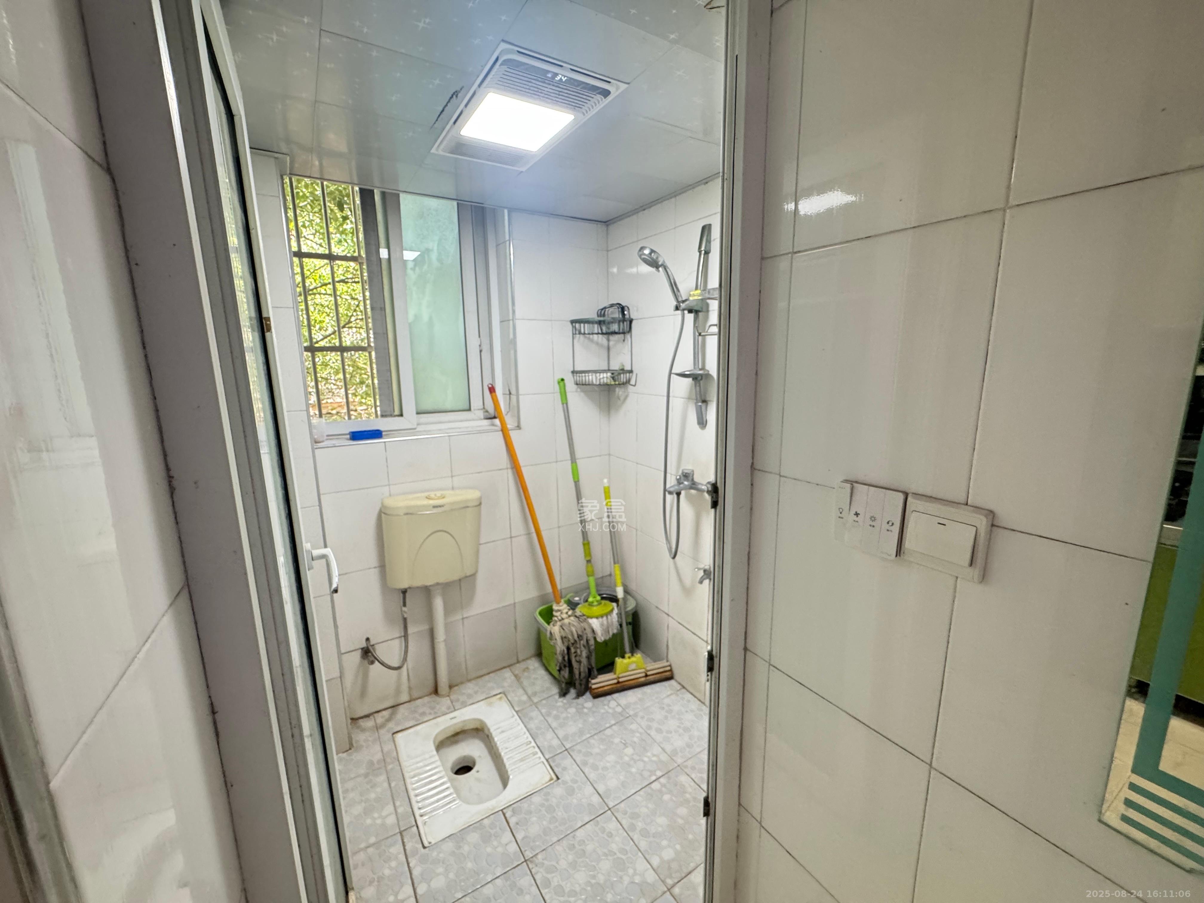 鄱阳小区  1室2厅1卫    1400.0元/月 鄱阳小区  1室2厅1卫    1400.0元/月室内图