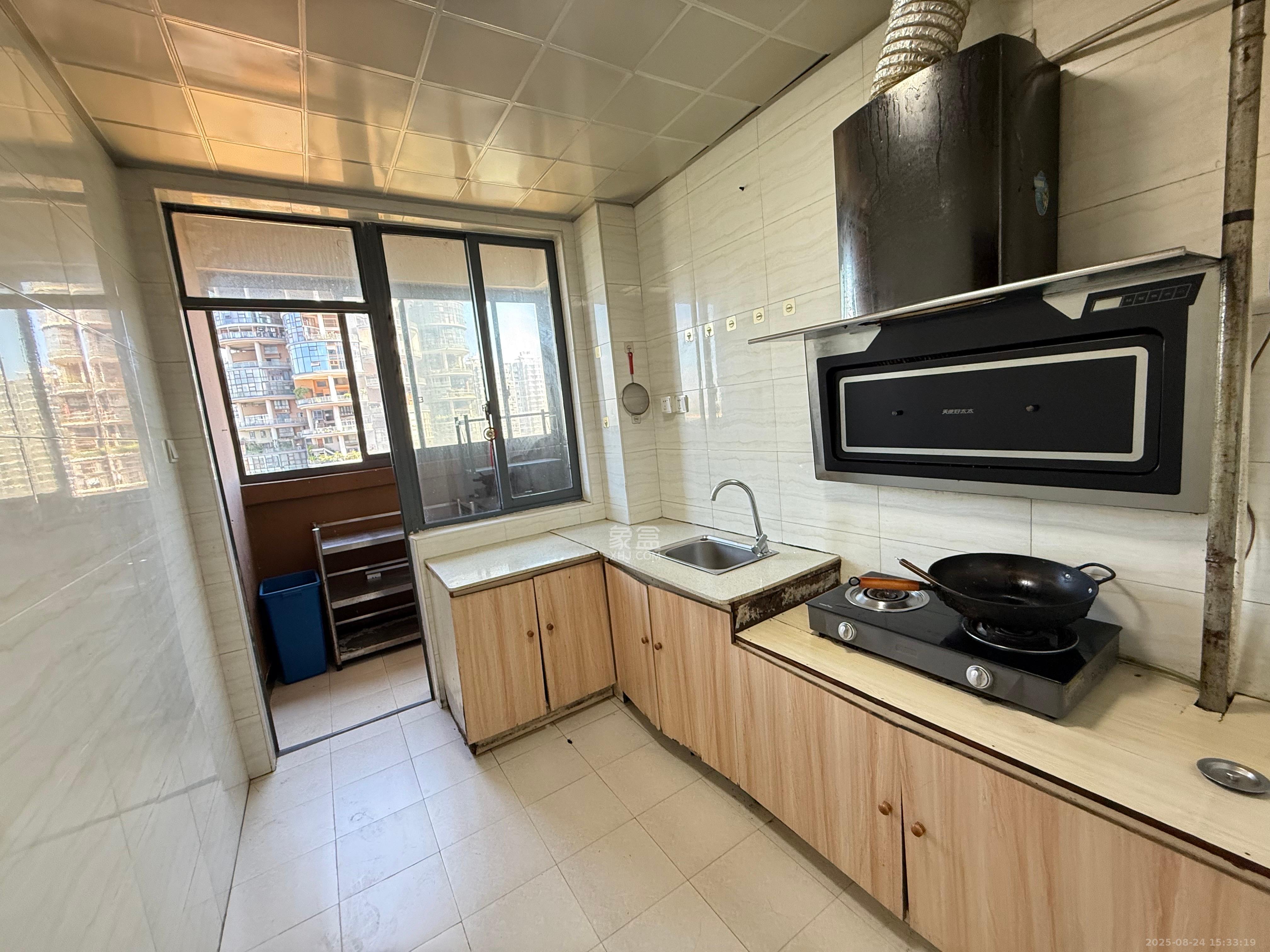 湘江世纪城富湾国际  5室2厅2卫    8600.0元/月 湘江世纪城富湾国际  5室2厅2卫    8600.0元/月室内图