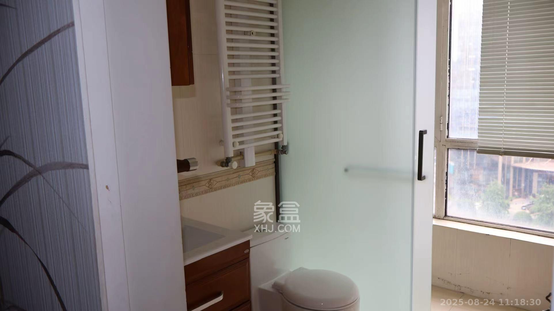 三万英尺  4室2厅2卫    5000.0元/月室内图