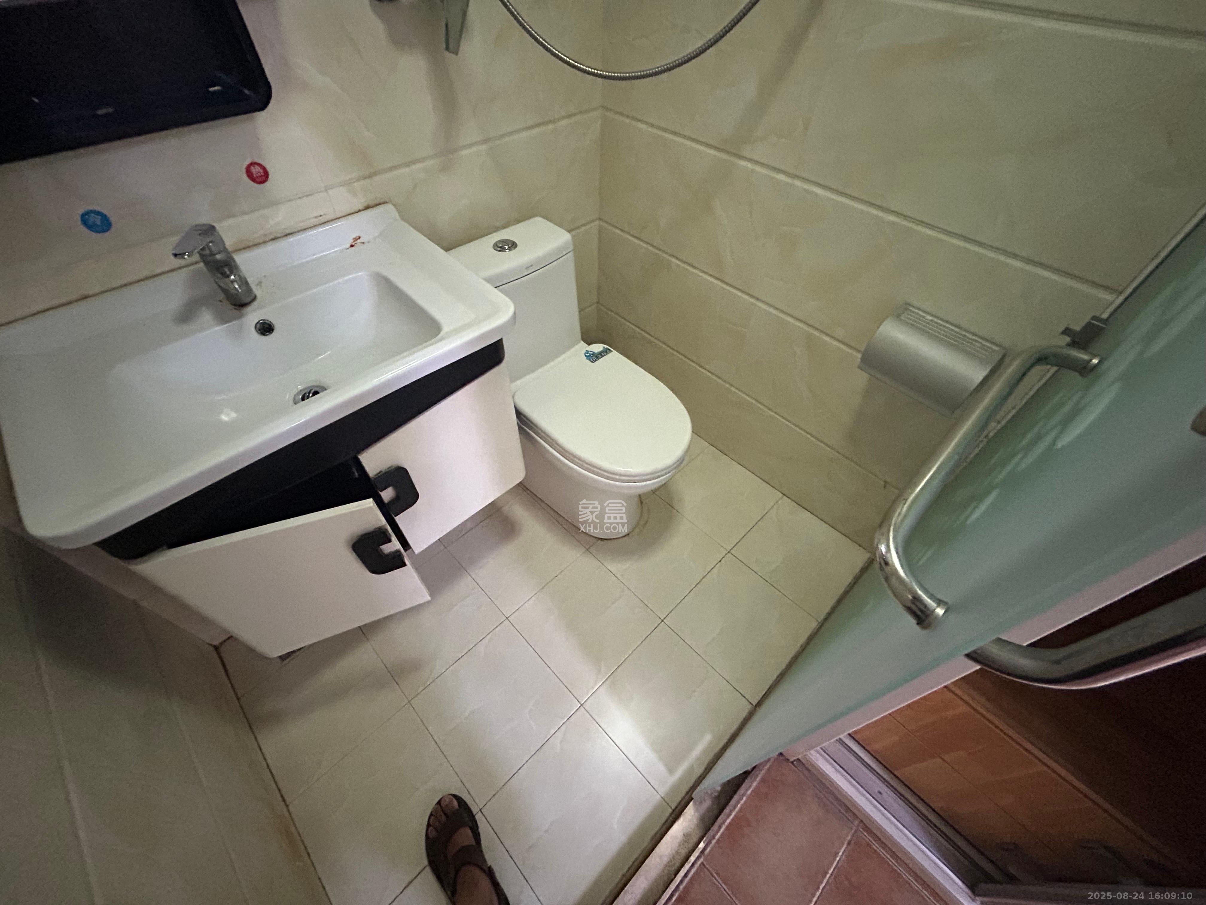 领航江阁  3室2厅2卫    2700.0元/月 领航江阁  3室2厅2卫    2700.0元/月室内图