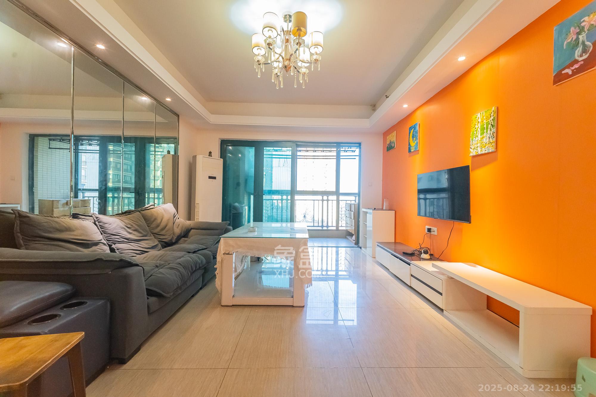 恒大翡翠华庭 2室2厅2卫 55.8万 恒大翡翠华庭 2室2厅2卫 55.8万客厅