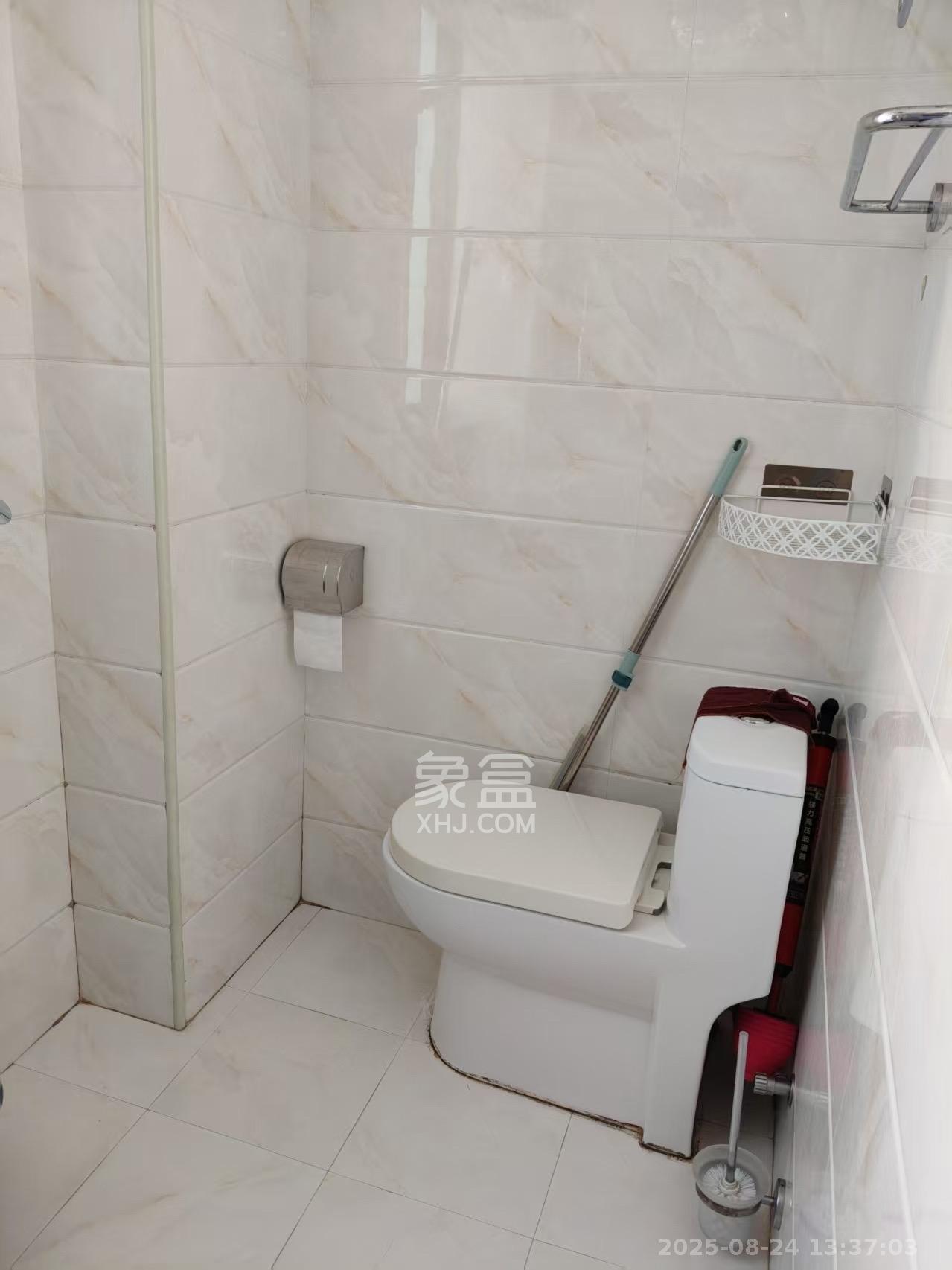 芙蓉广场农行单位宿舍  2室1厅1卫    2600.0元/月 芙蓉广场农行单位宿舍  2室1厅1卫    2600.0元/月室内图