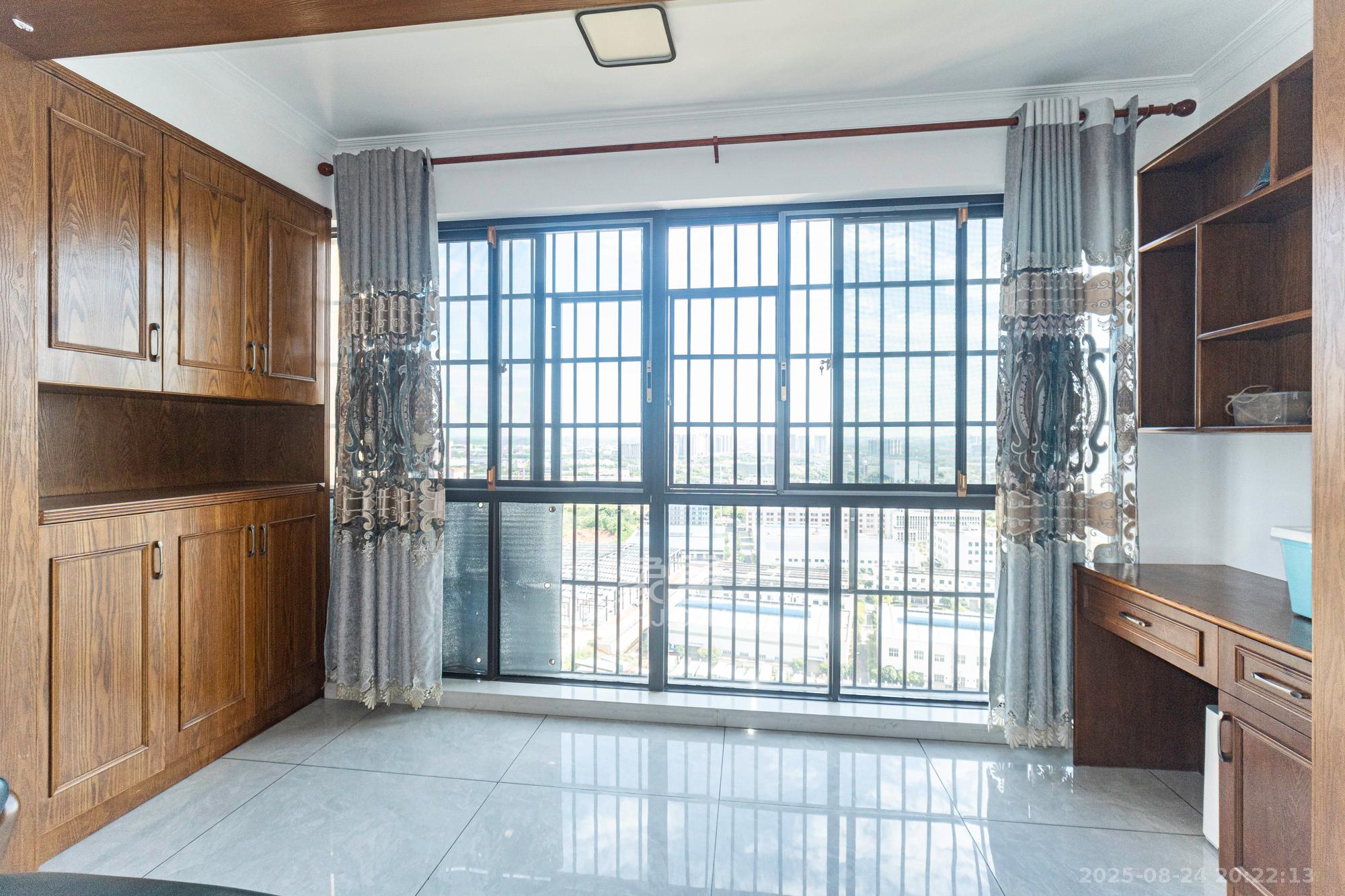 东方美地  3室2厅2卫    90.0万阳台