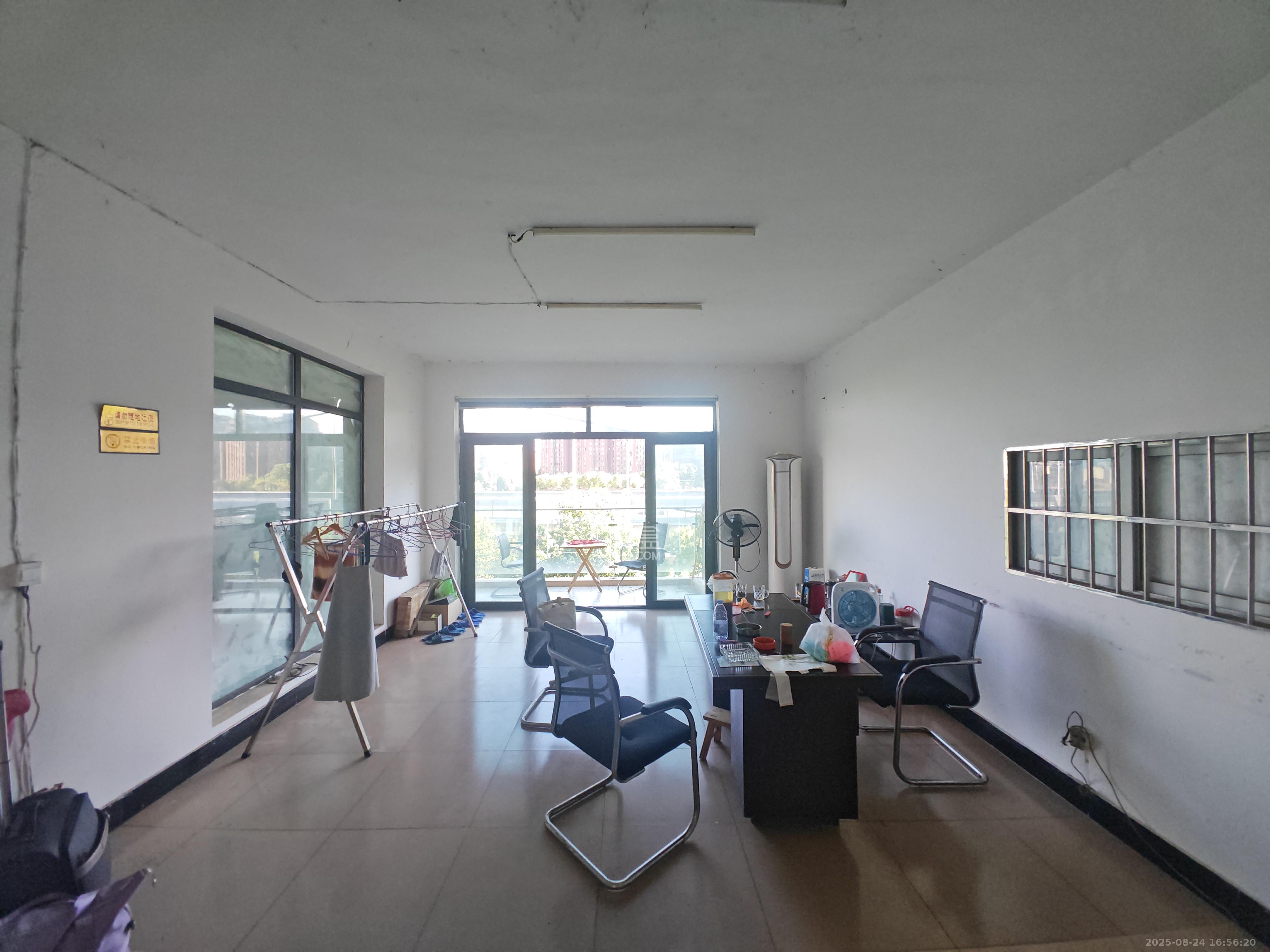 梦网景园  3室2厅2卫    2300.0元/月室内图1