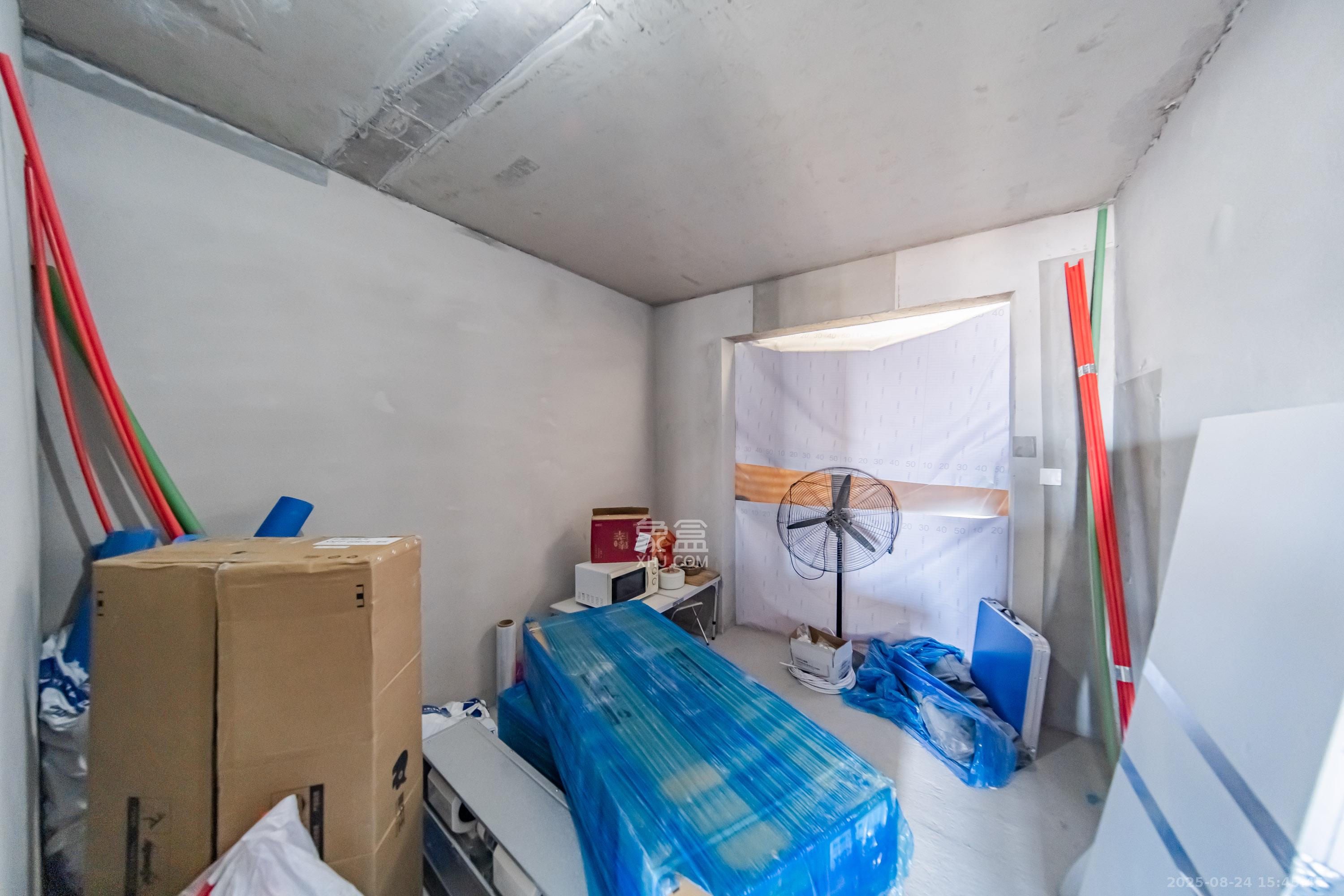 中建钰山湖  4室2厅2卫   220.00万卧室
