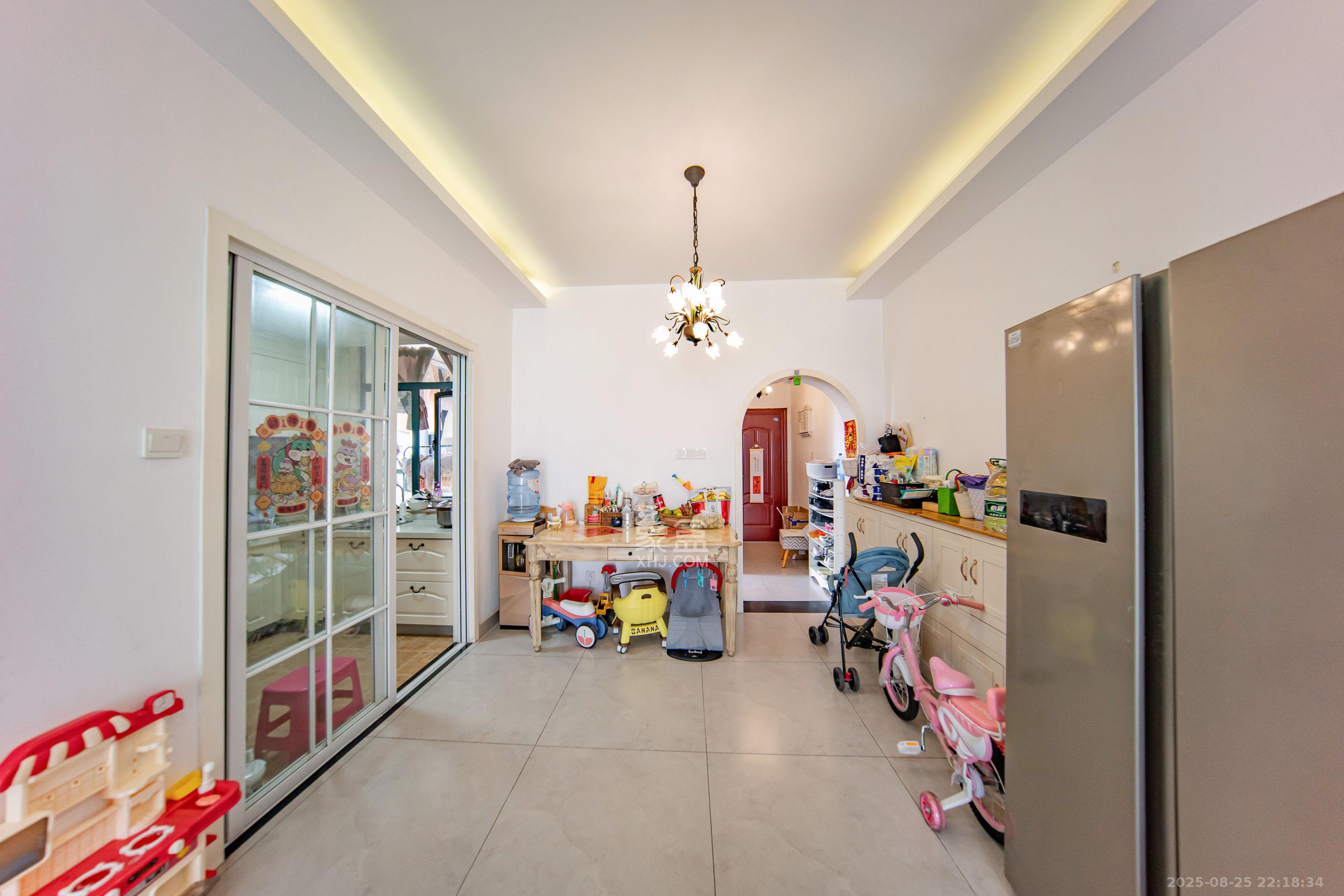 枫华府第  3室2厅1卫    64.0万 枫华府第  3室2厅1卫    64.0万客厅