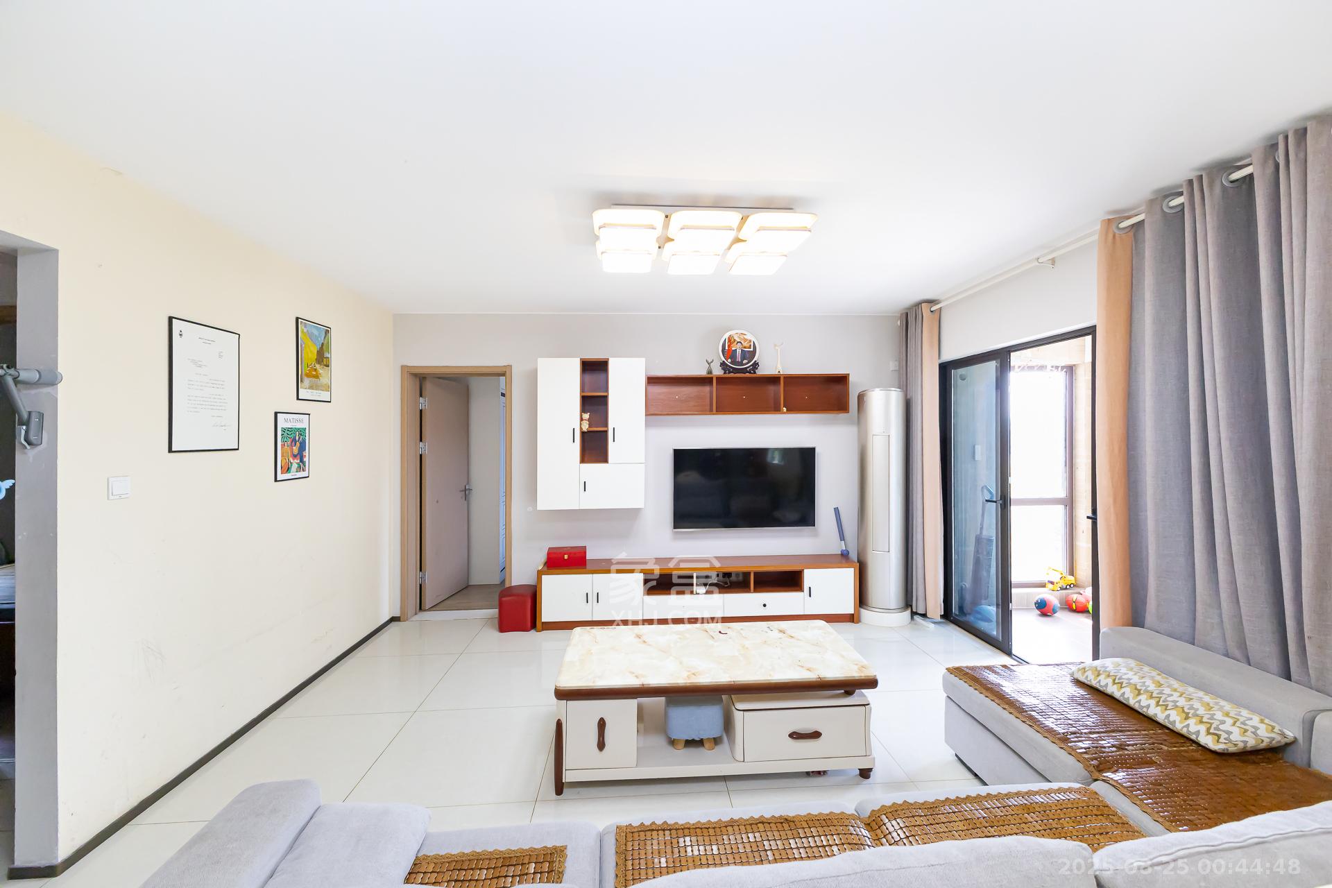 时代倾城二期 4室2厅2卫 90.0万 时代倾城二期 4室2厅2卫 90.0万客厅