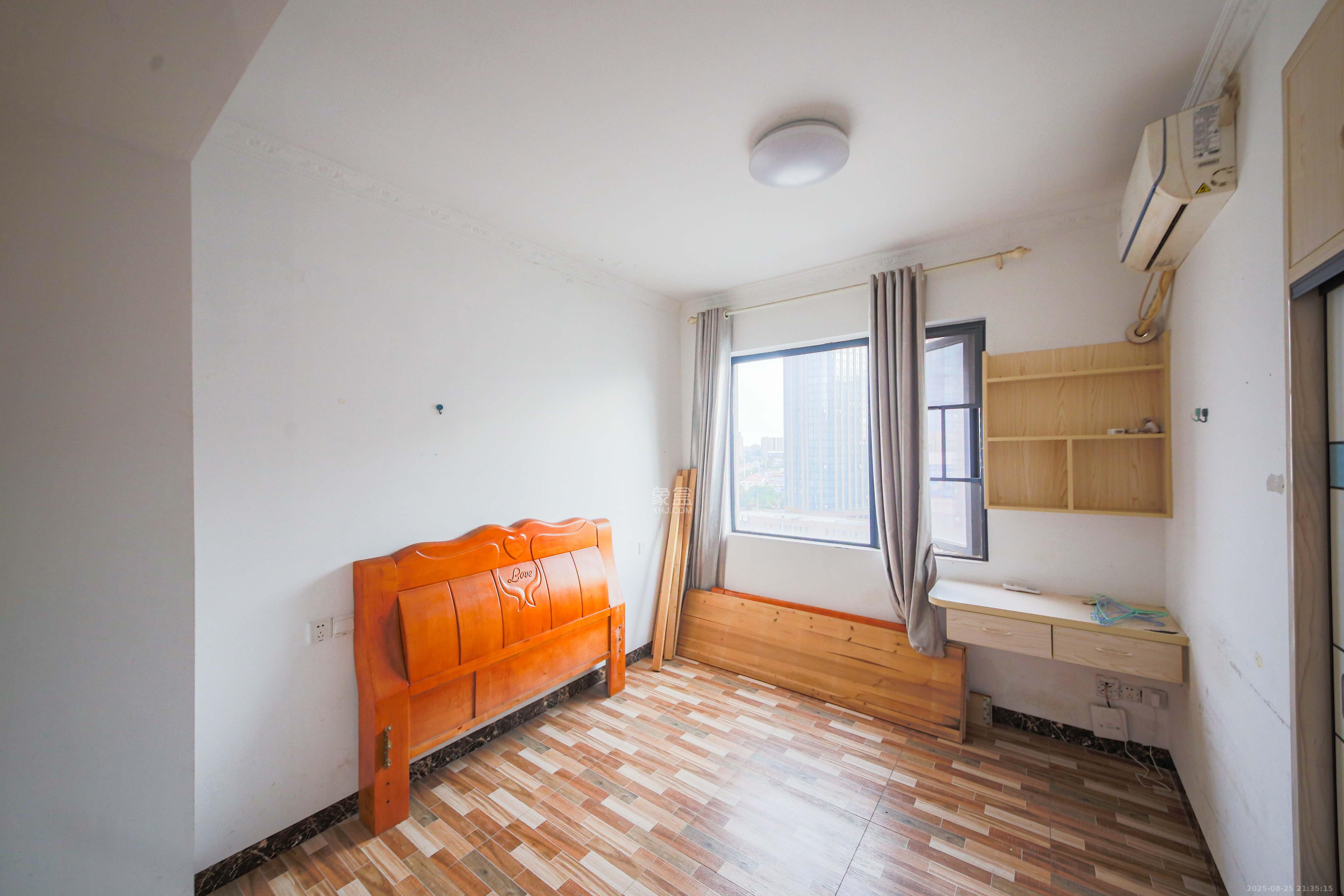 中南红领邦(红星嘉和苑)  3室2厅1卫    84.0万 中南红领邦(红星嘉和苑)  3室2厅1卫    84.0万卧室