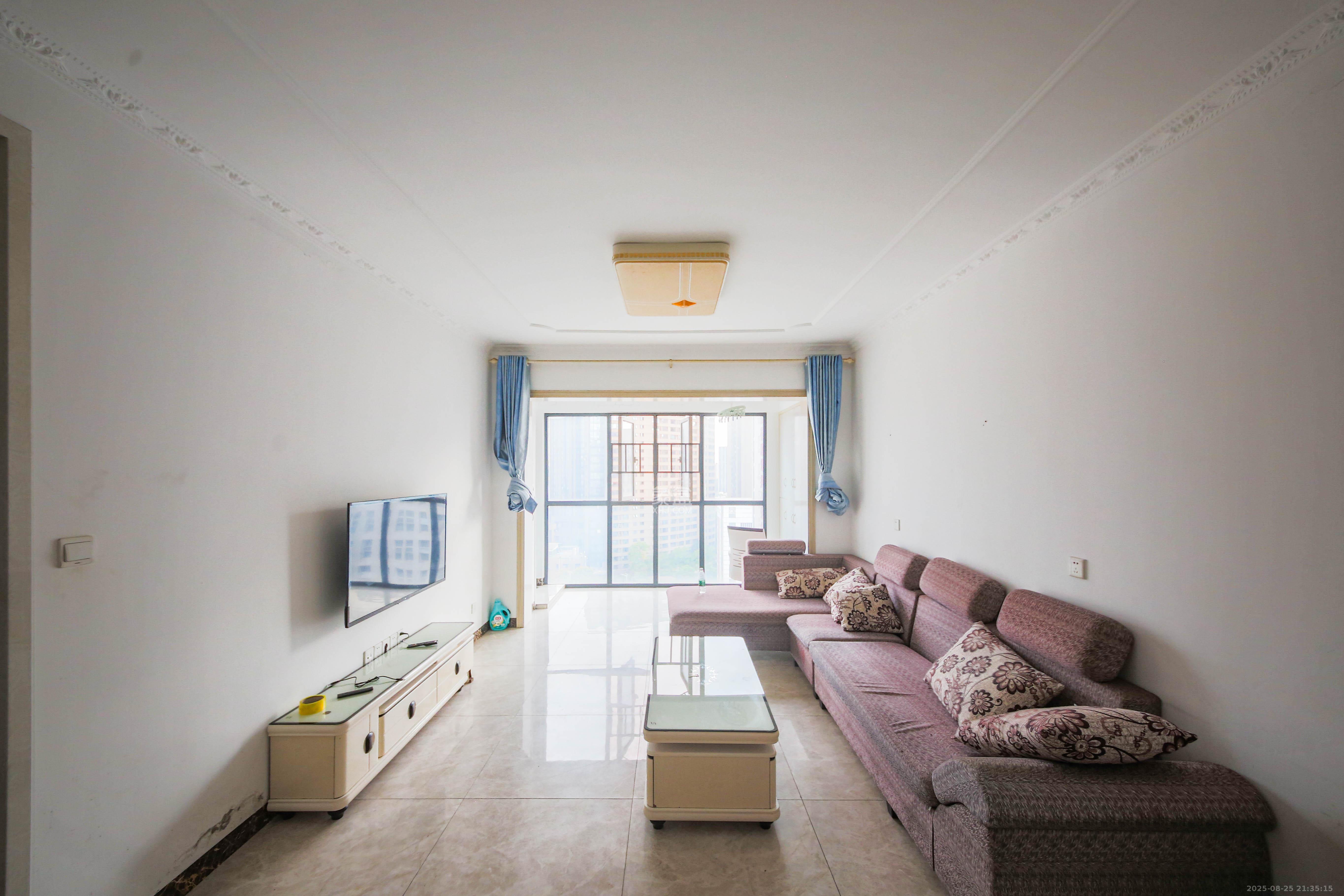 中南红领邦(红星嘉和苑)  3室2厅1卫    84.0万 中南红领邦(红星嘉和苑)  3室2厅1卫    84.0万客厅