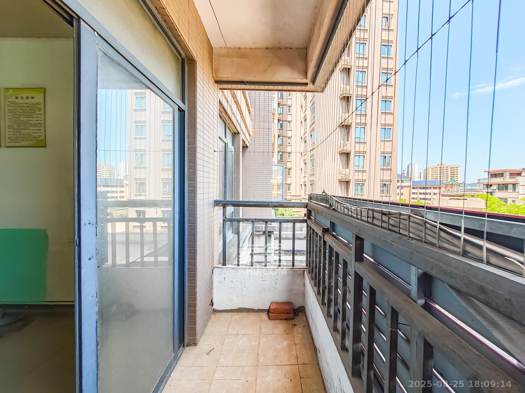 双湾国际（湘江御景花园）  3室2厅2卫    115.0万阳台