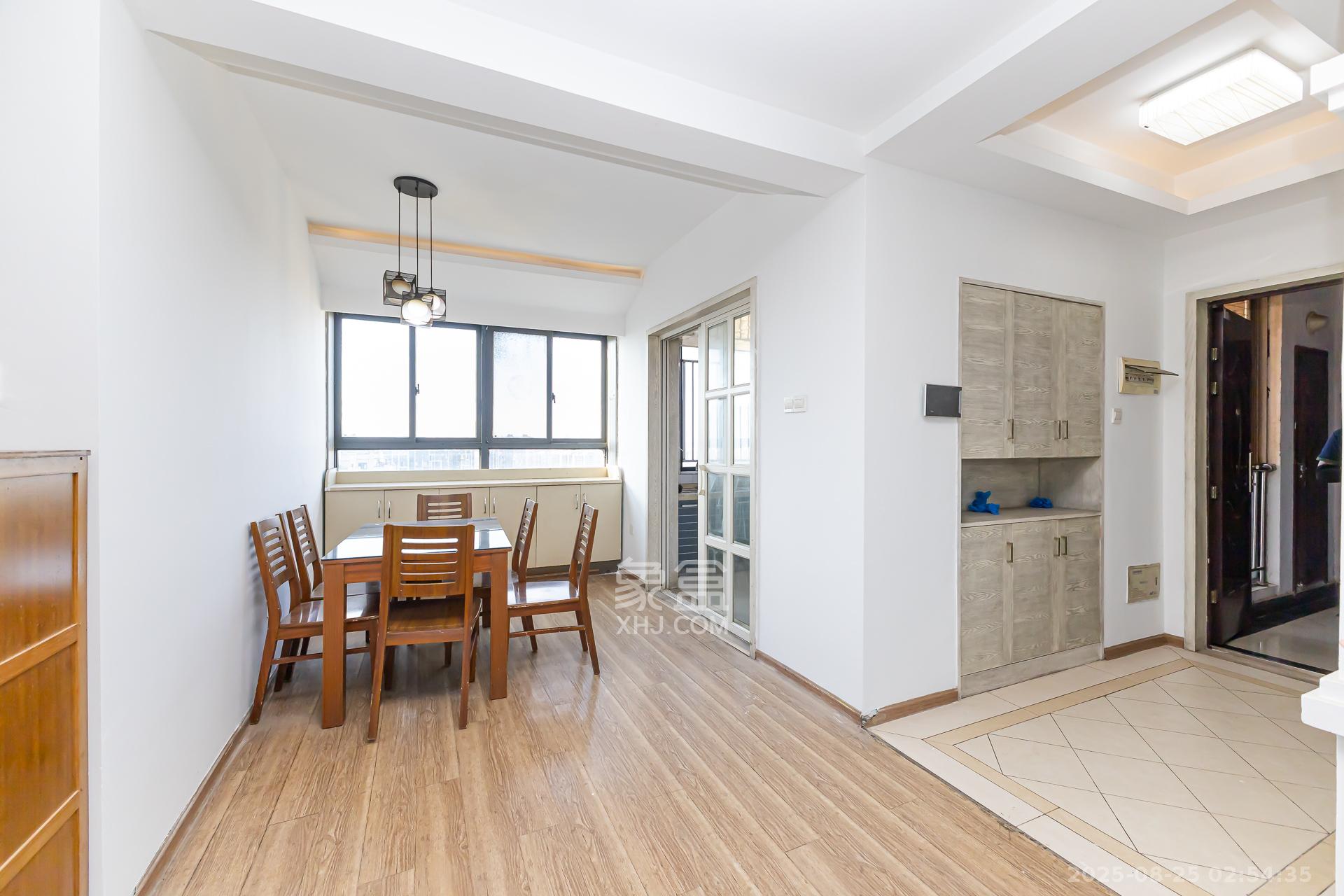 珠江东方明珠(新地东方明珠)三期 3室2厅2卫 70.0万 珠江东方明珠(新地东方明珠)三期 3室2厅2卫 70.0万客厅